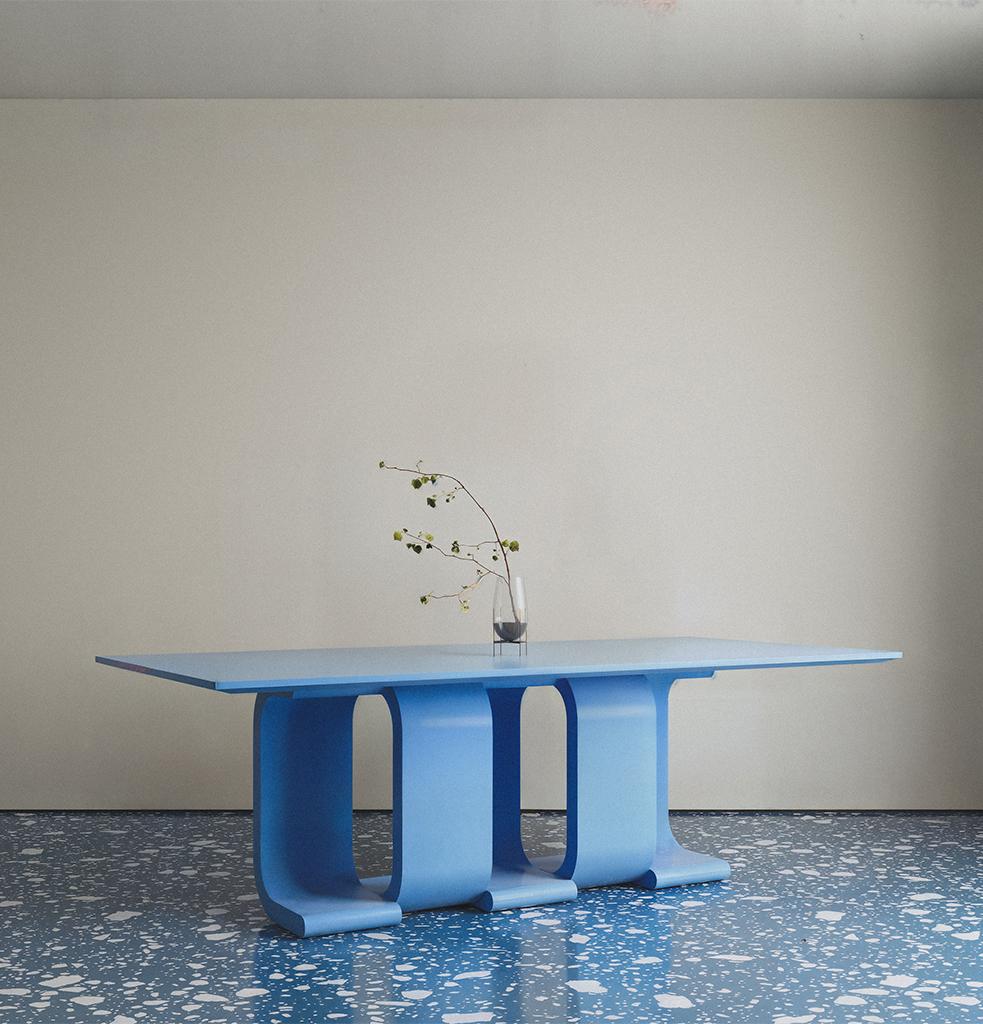 La table à manger est l'un des espaces les plus partagés et les plus habités de la maison. Ce n'est pas seulement un endroit où l'on mange, mais aussi un lieu de rassemblement où les conversations se déroulent, les idées sont échangées et les
