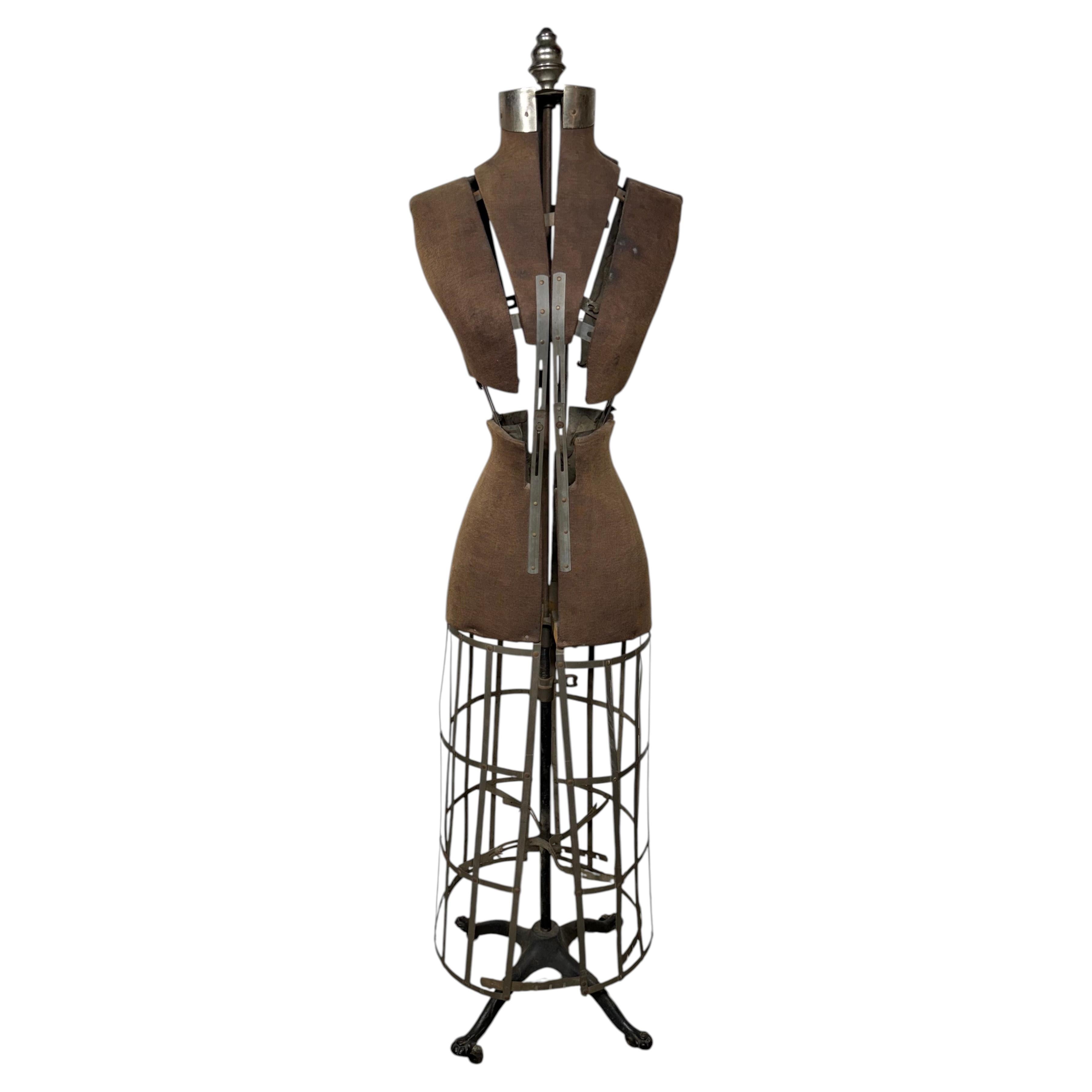 Mannequin en forme de robe à cage réglable du début du siècle, par A. Hall.