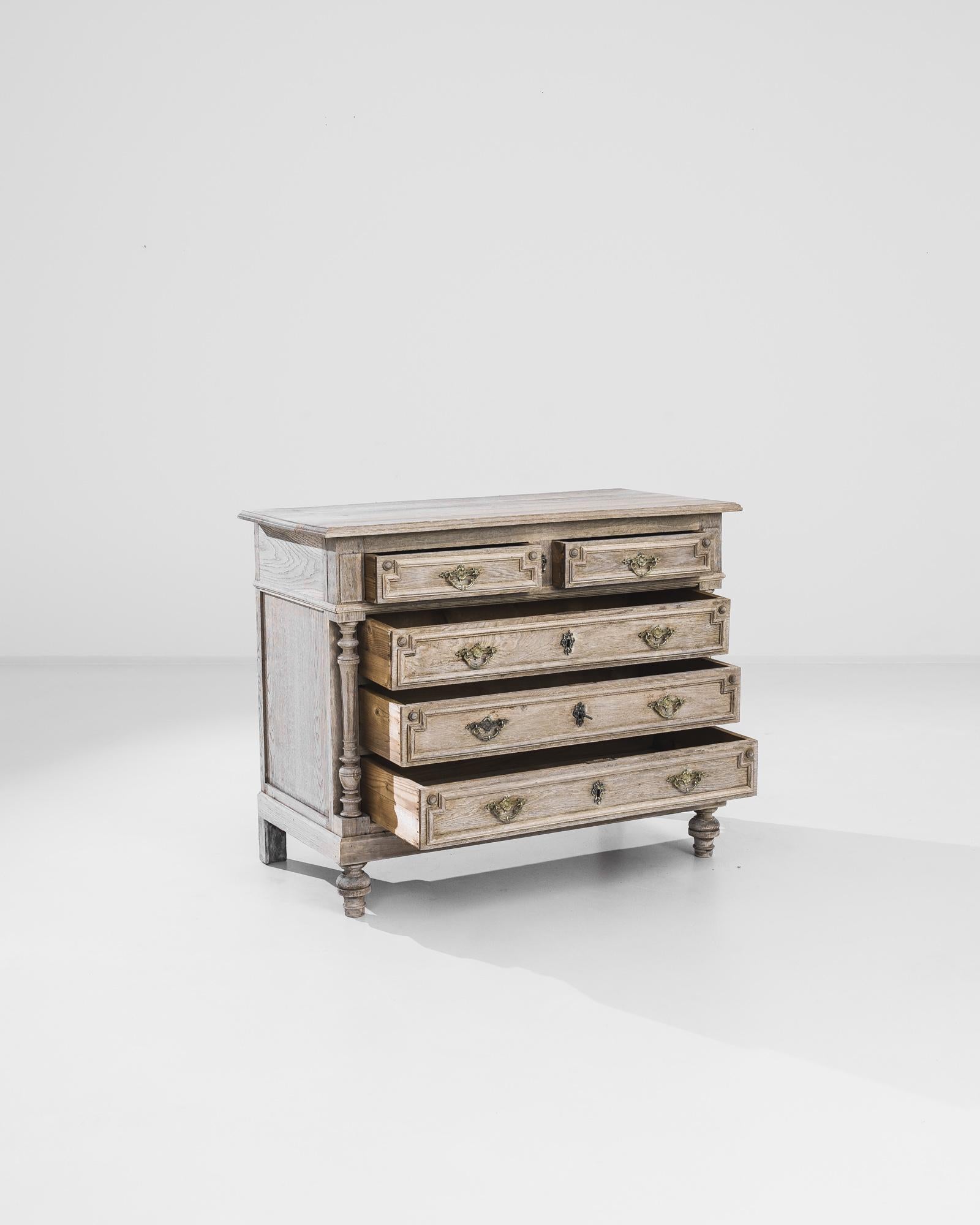 Stile provenzale Cassettiera di fine secolo in Oak sbiancato in vendita