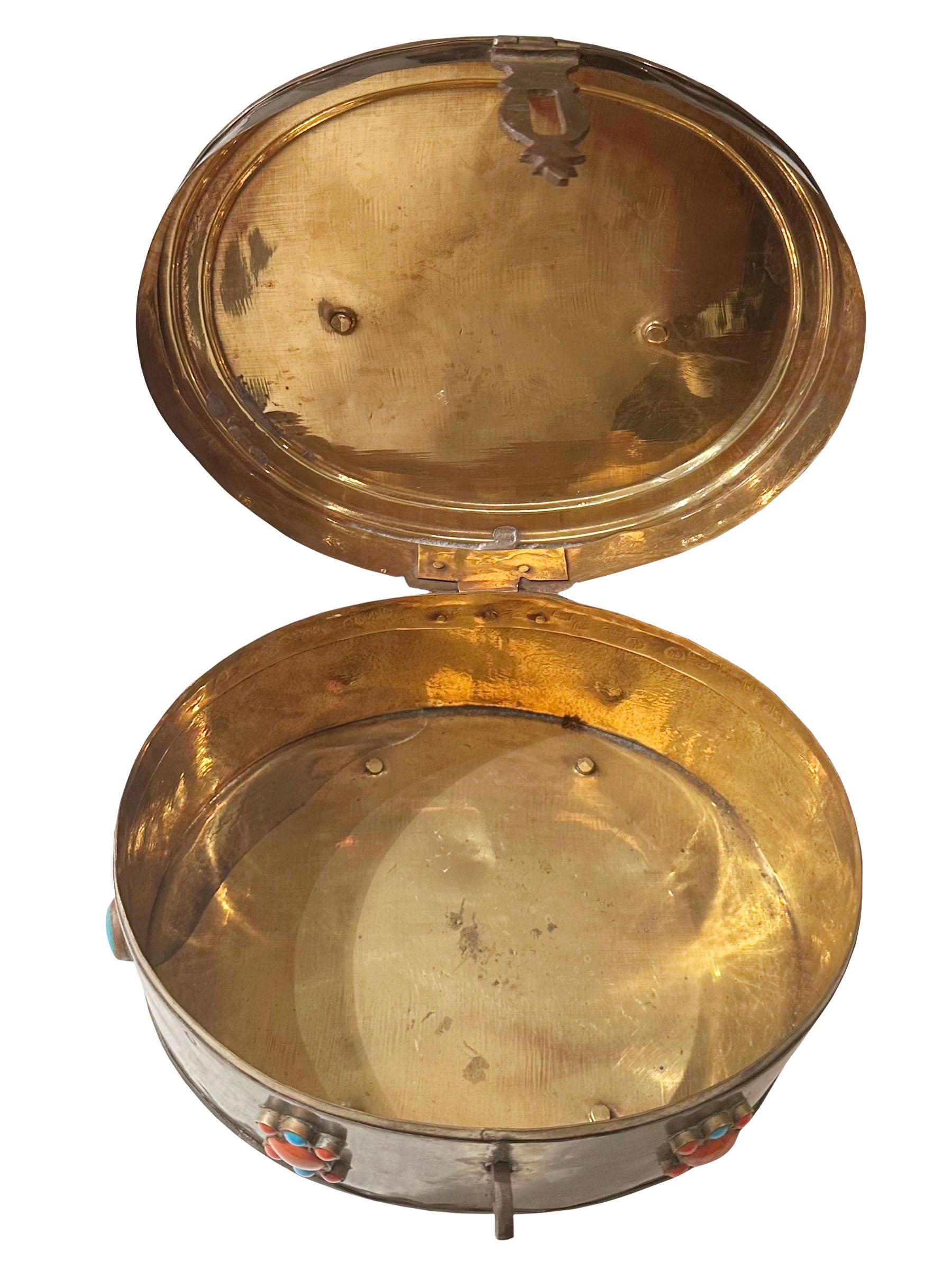 Boîte indienne en laiton du début du siècle avec pierres précieuses Bon état - En vente à Tampa, FL