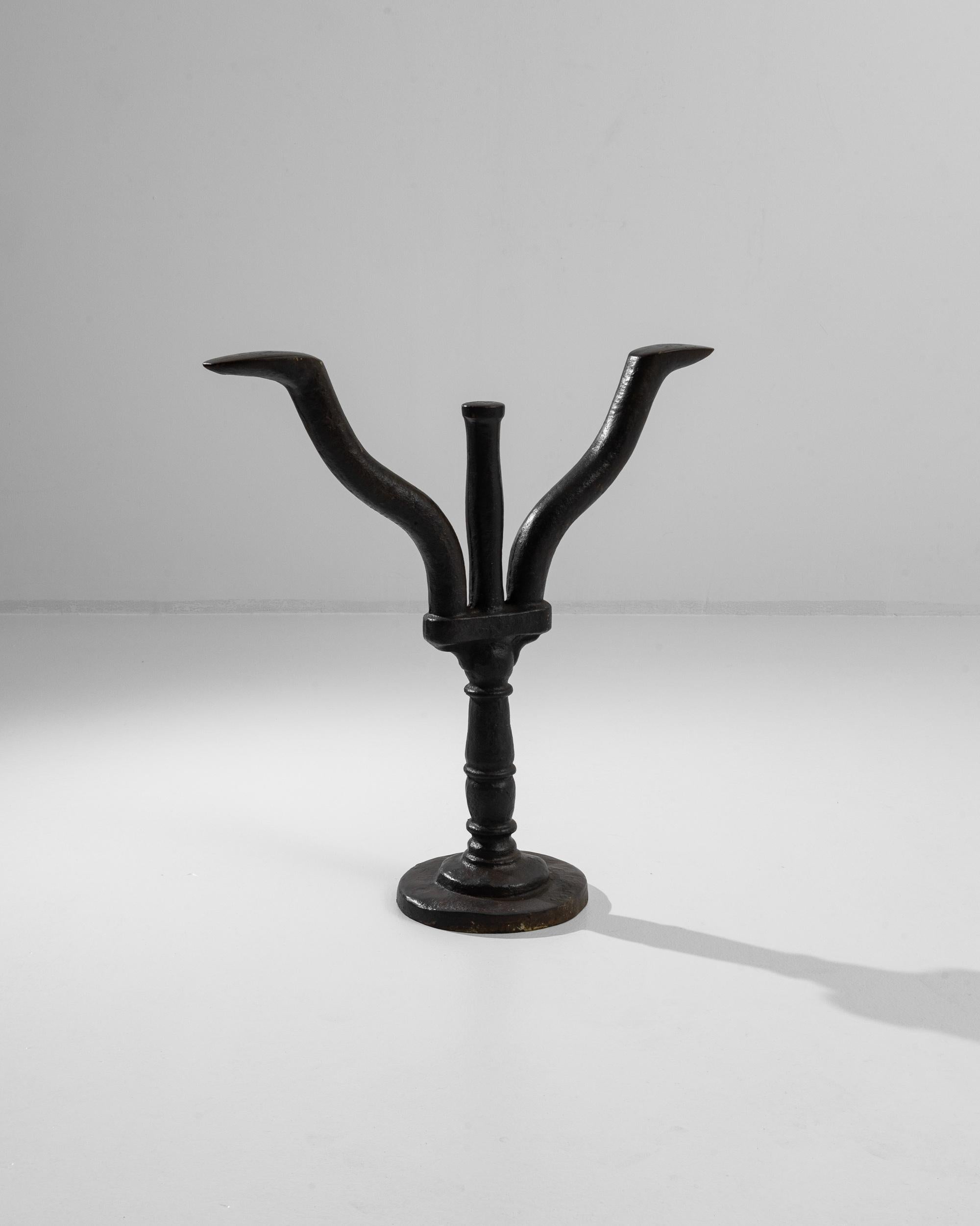 Cette forme de chaussure en fonte constitue un accent décoratif vivant ou un outil d'artisan. Construite en France au début du siècle, cette pièce attrayante aurait été utilisée à l'origine par les cordonniers pour fabriquer et réparer des