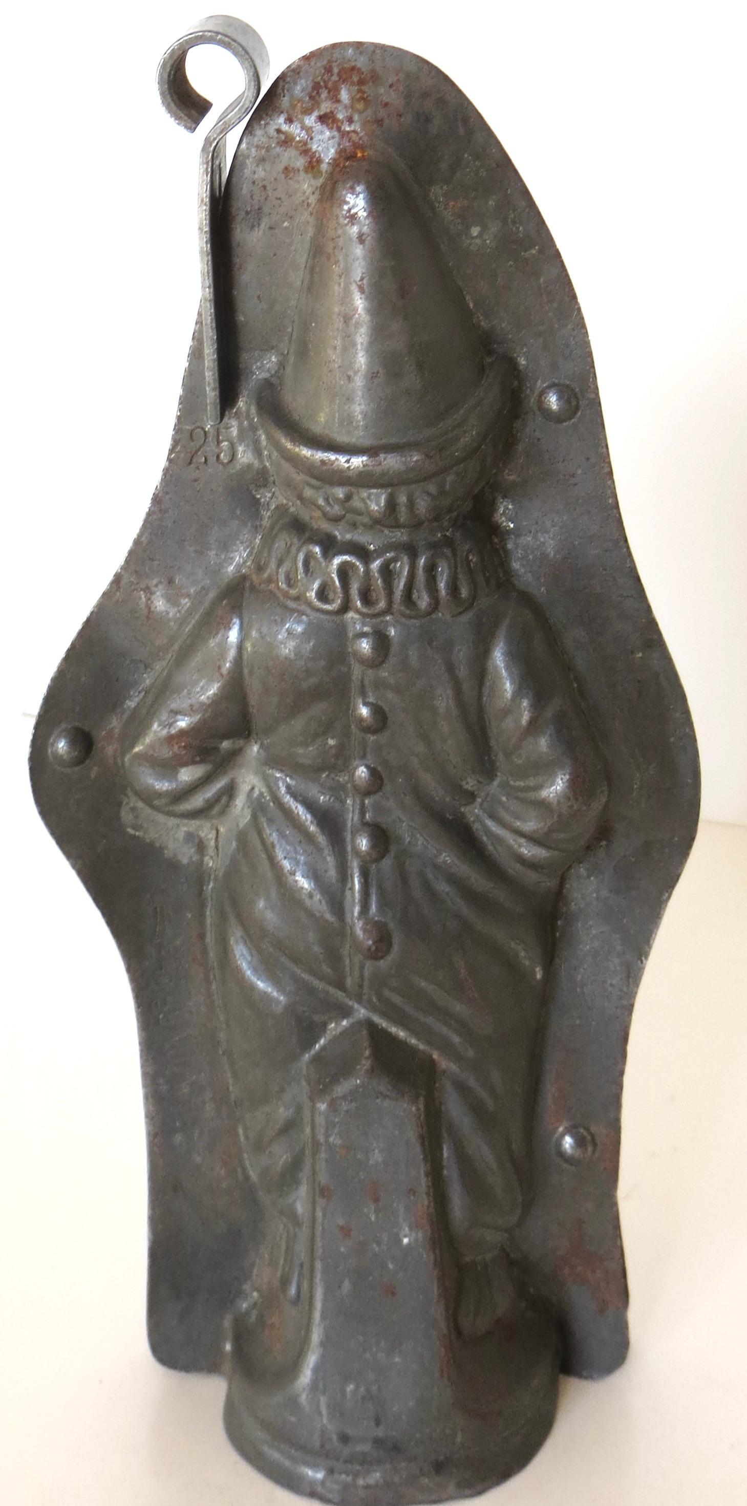 Il modello di stampo per cioccolato di fine secolo veniva utilizzato per la produzione di cioccolato a forma di clown intorno al 1900, agli albori della produzione di cioccolato in Europa. Per sfruttare la sua popolarità, i produttori hanno