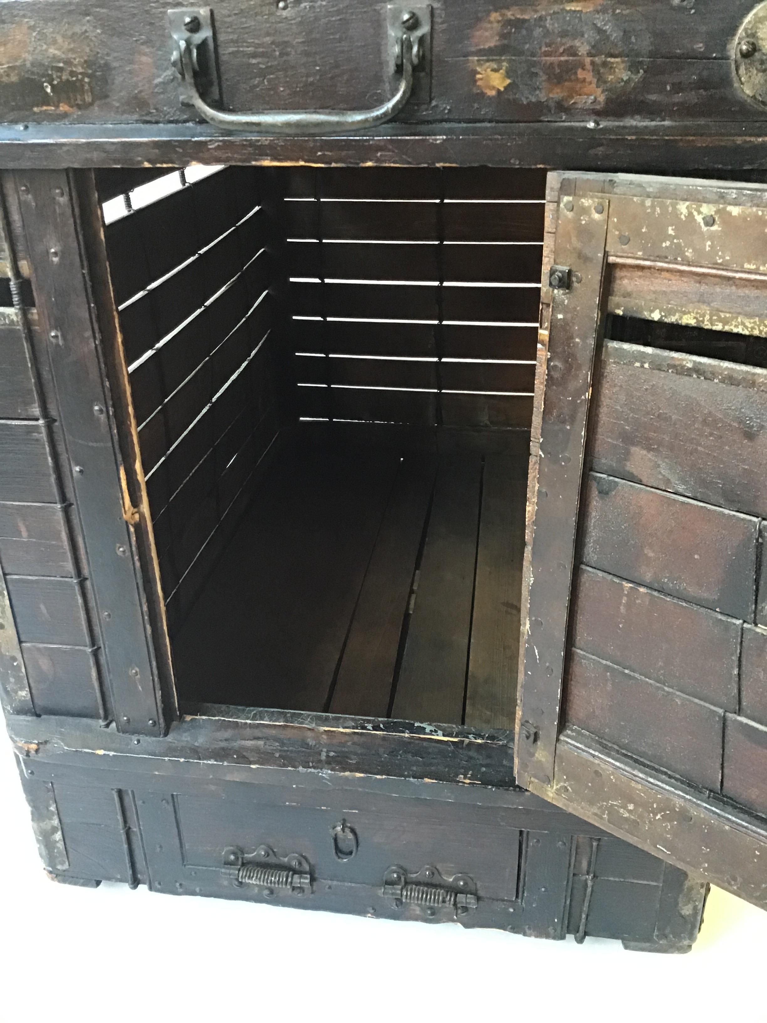 Turn of the Century Dog Crate In Good Condition For Sale In Tarrytown, NY