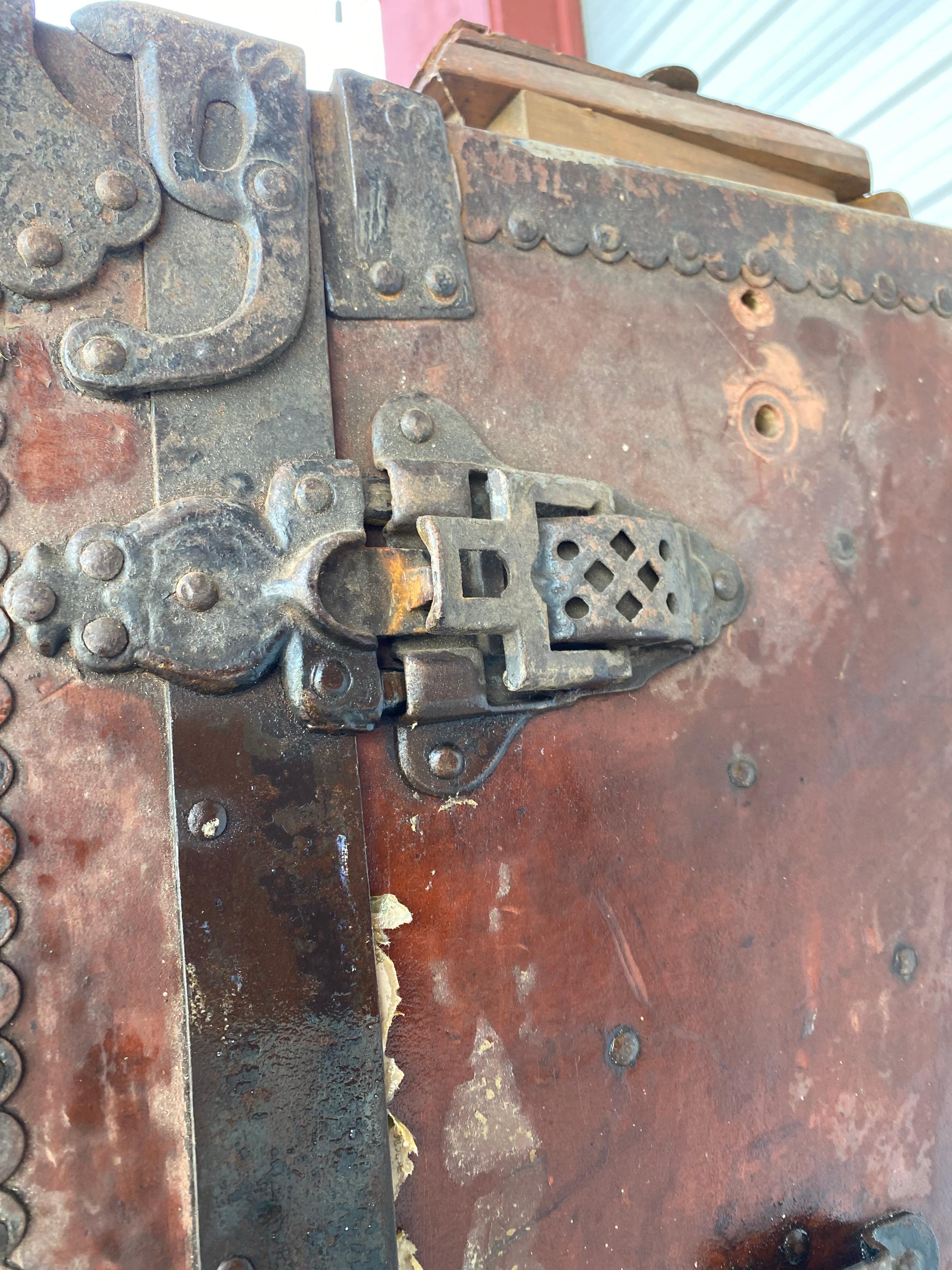 Turn of the Century Double Bass Shipping Trunk/Case, Central Factory Trunks In Distressed Condition In Buffalo, NY