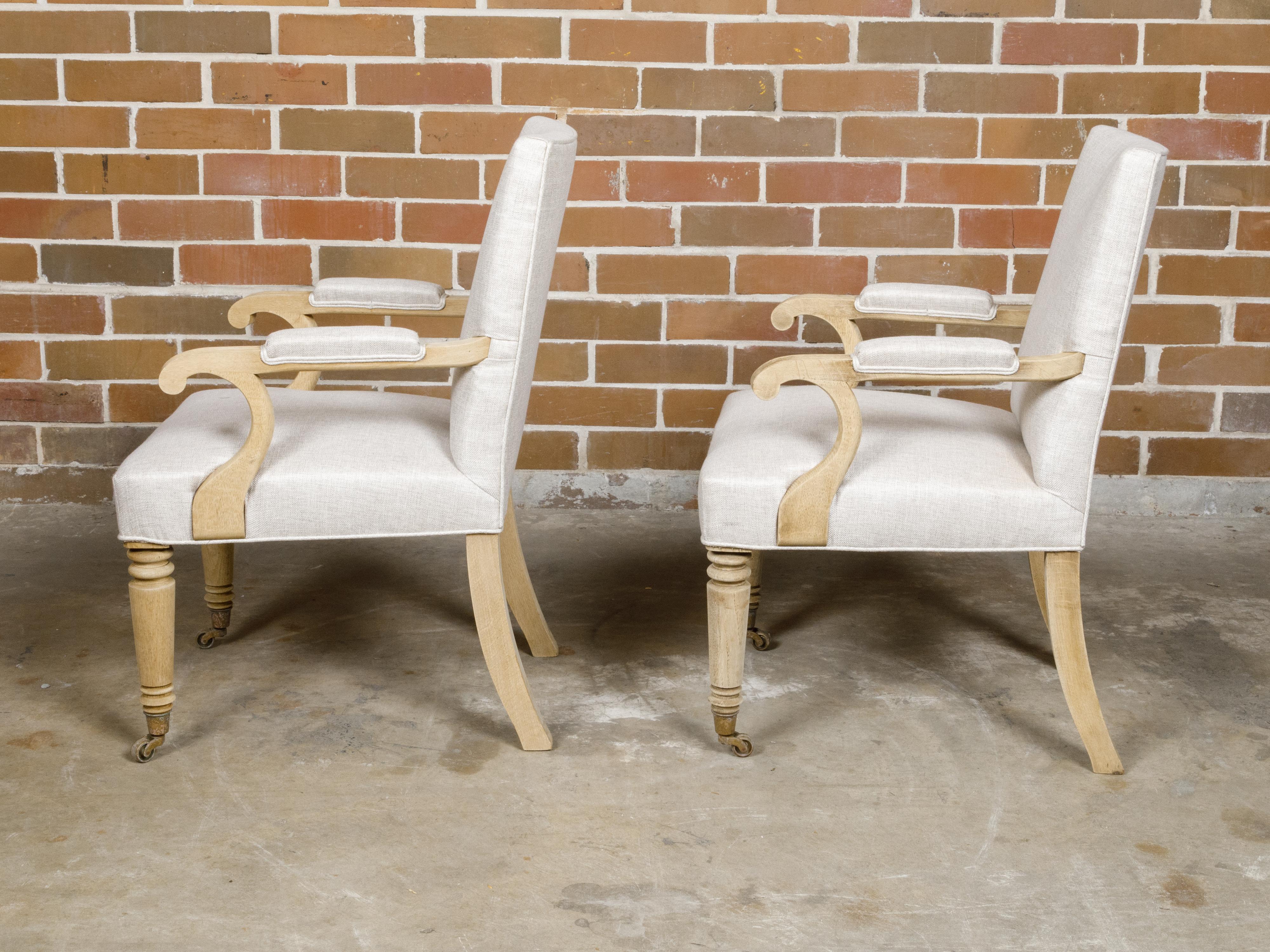 Paire de fauteuils anglais des années 1900 blanchis avec tapisserie en lin en vente 2