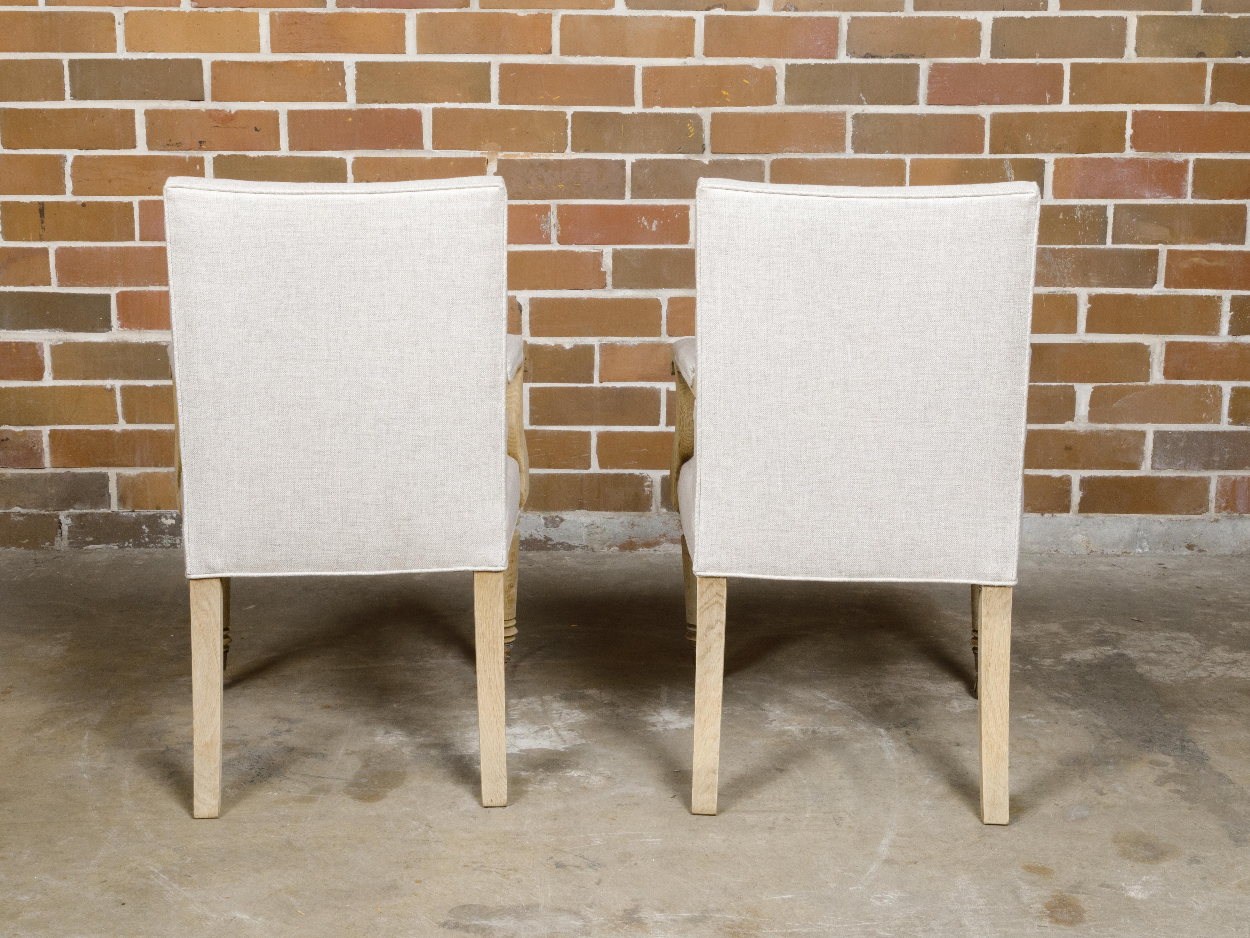 Paire de fauteuils anglais des années 1900 blanchis avec tapisserie en lin en vente 3