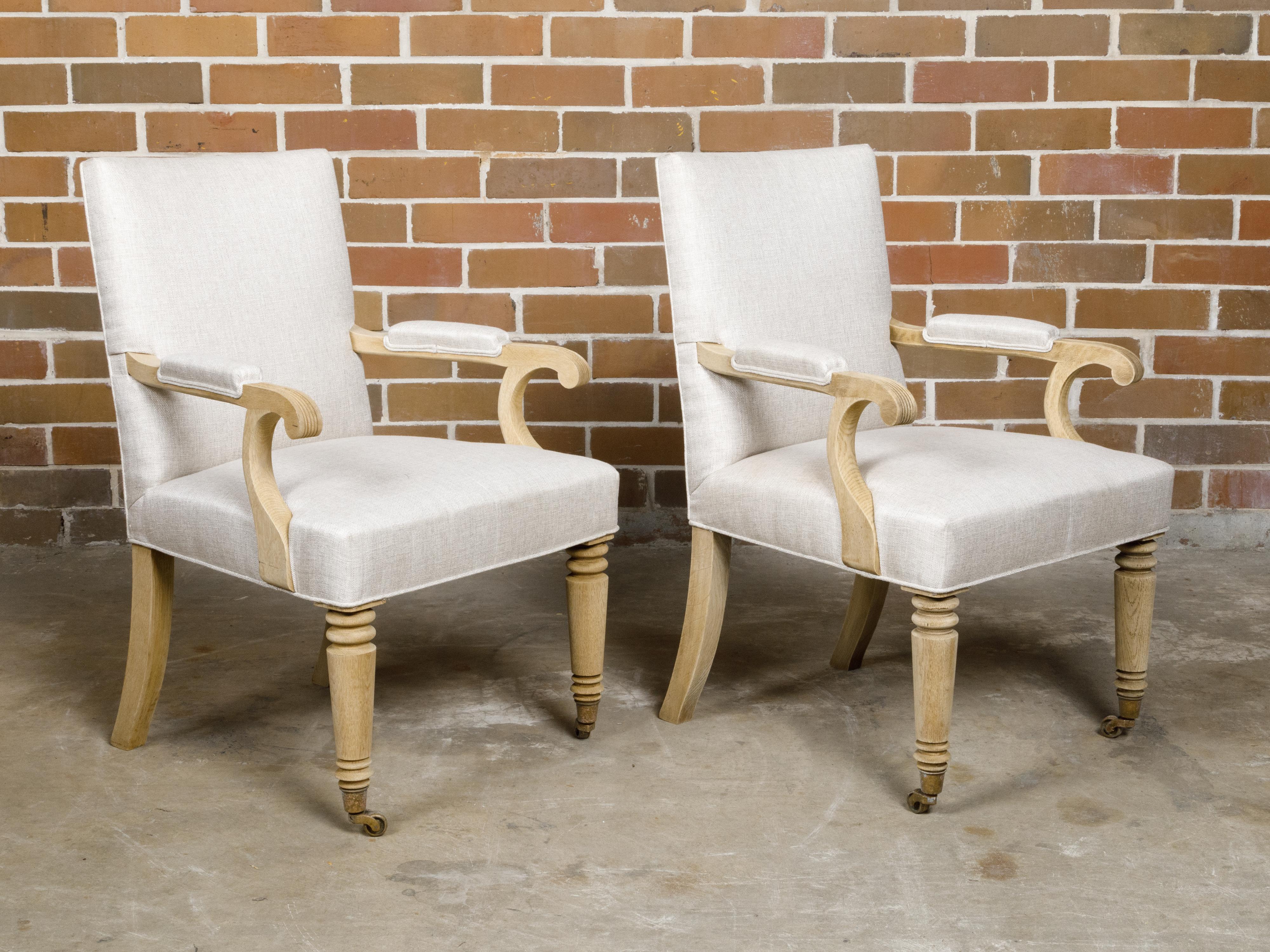 Paire de fauteuils anglais des années 1900 blanchis avec tapisserie en lin en vente 5