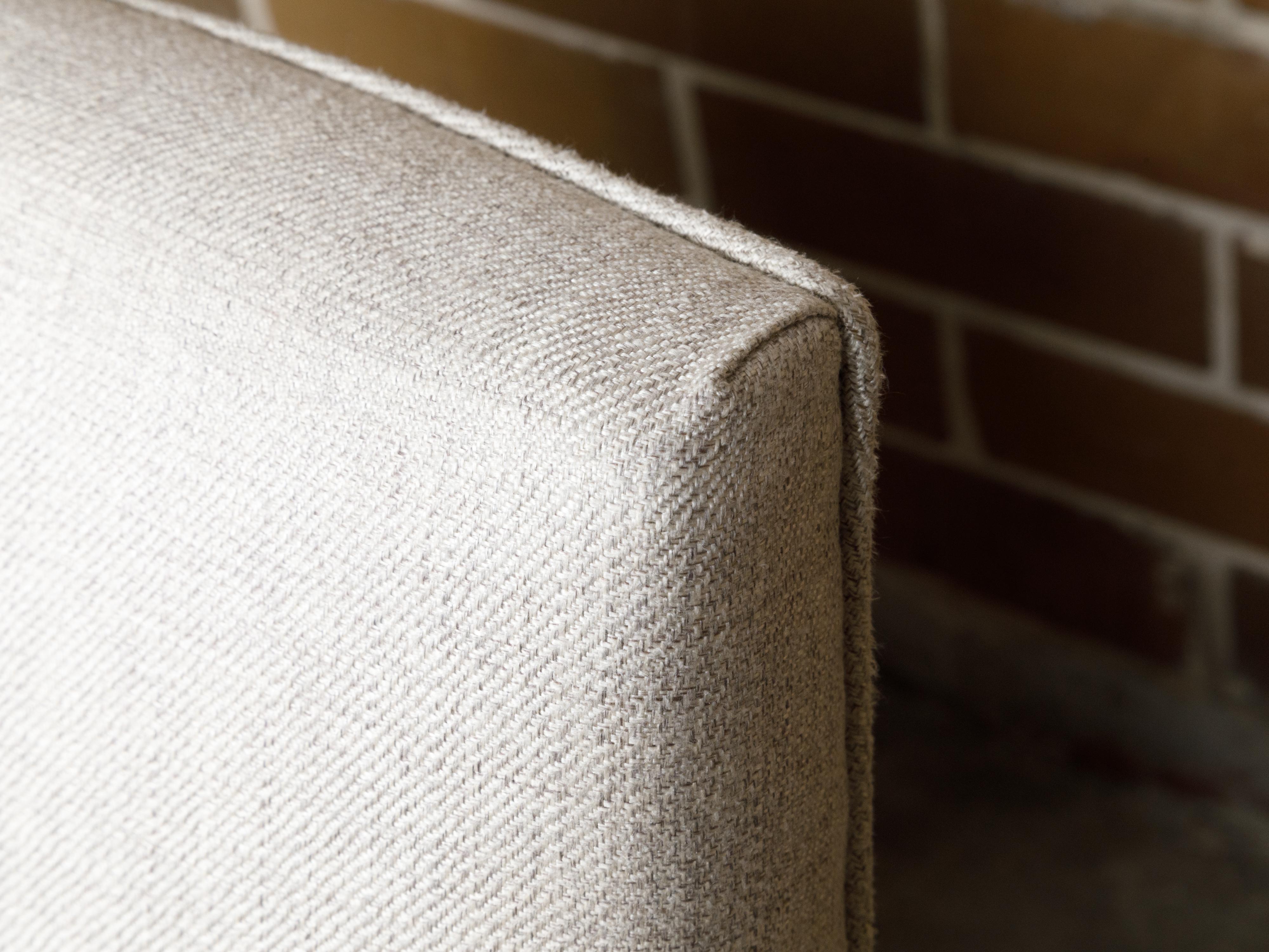 Tissu d'ameublement Paire de fauteuils anglais des années 1900 blanchis avec tapisserie en lin en vente