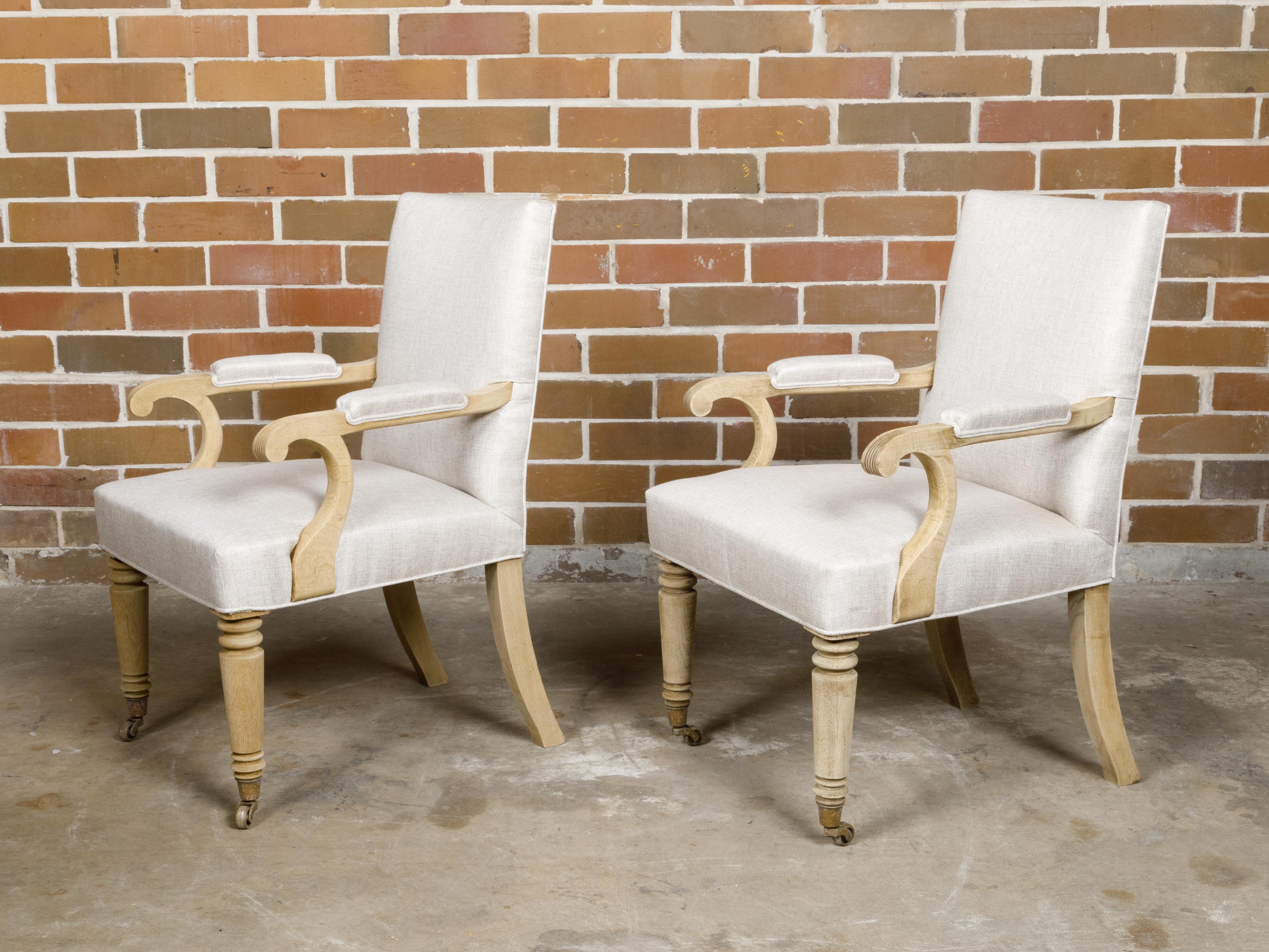 Paire de fauteuils anglais des années 1900 blanchis avec tapisserie en lin en vente 1