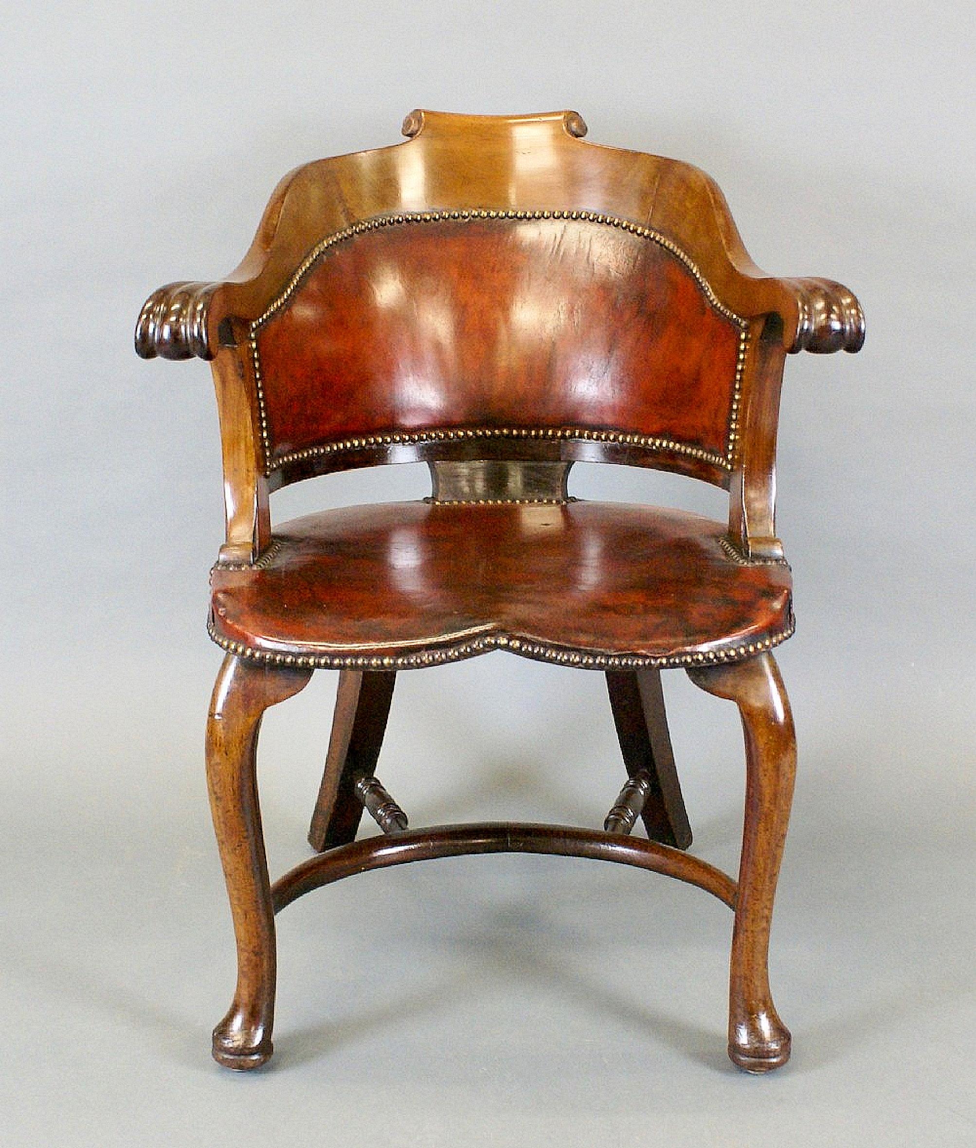Turn of the Century English Leather and Walnut Armchair In Good Condition For Sale In London, GB