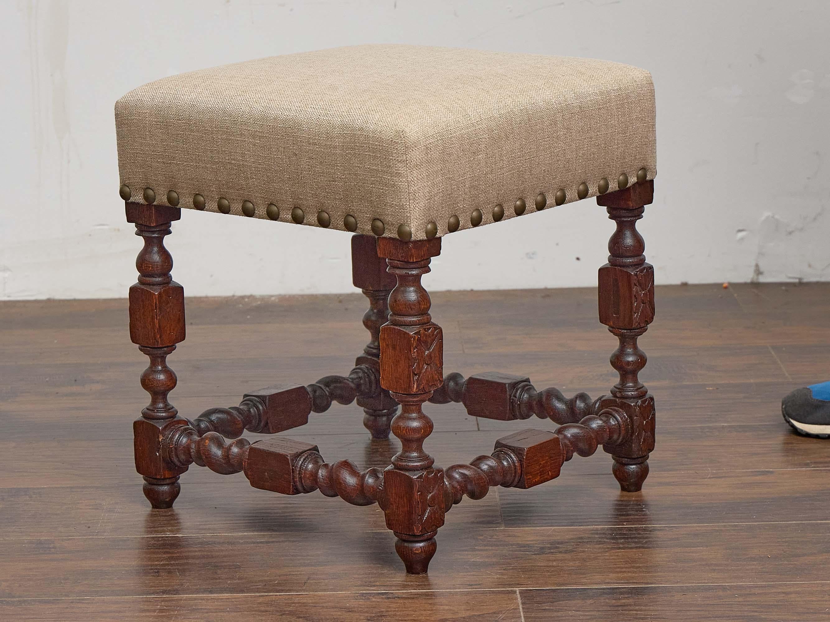 XIX secolo Sgabello inglese di fine secolo in Oak con rivestimento in lino e rosette intagliate in vendita