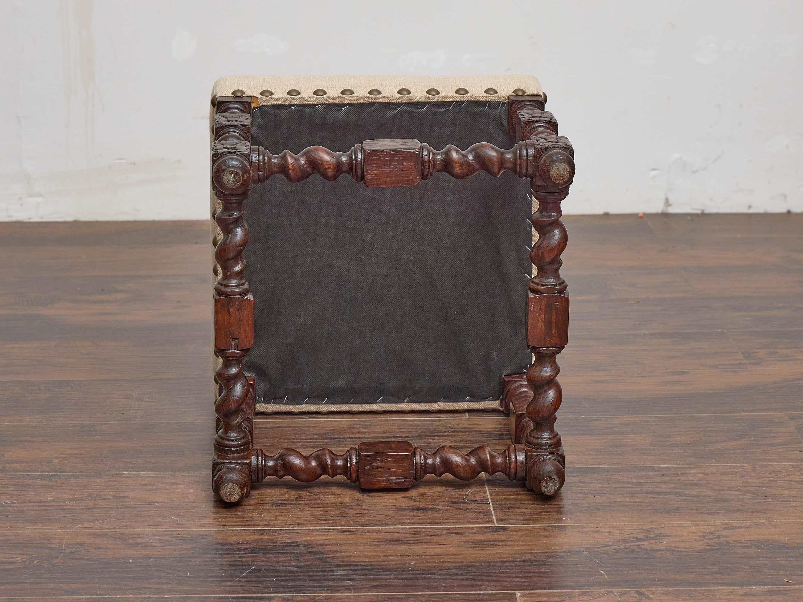 Sgabello inglese di fine secolo in Oak con rivestimento in lino e rosette intagliate in vendita 1