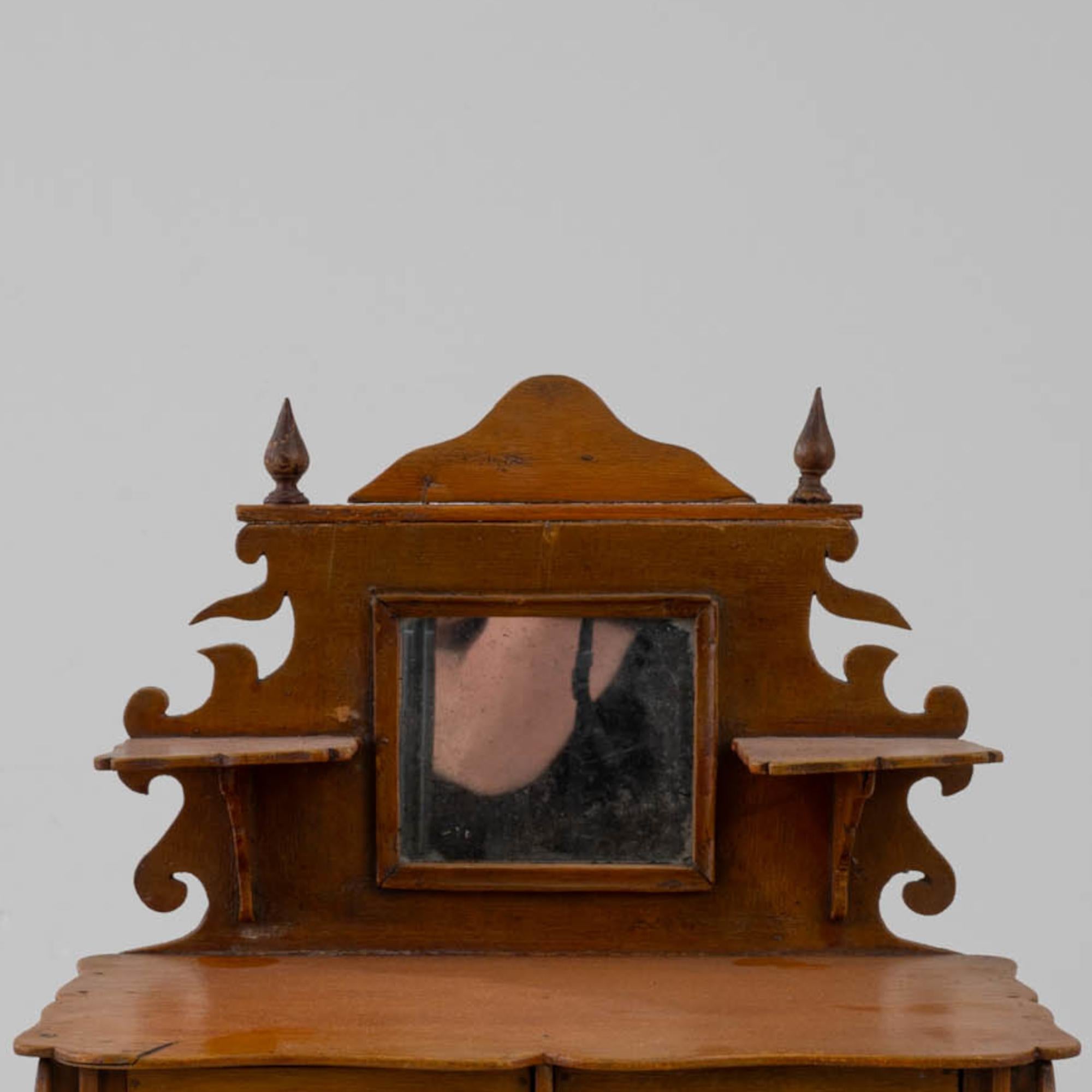 Européen Cabinet en bois européen miniature du début du siècle