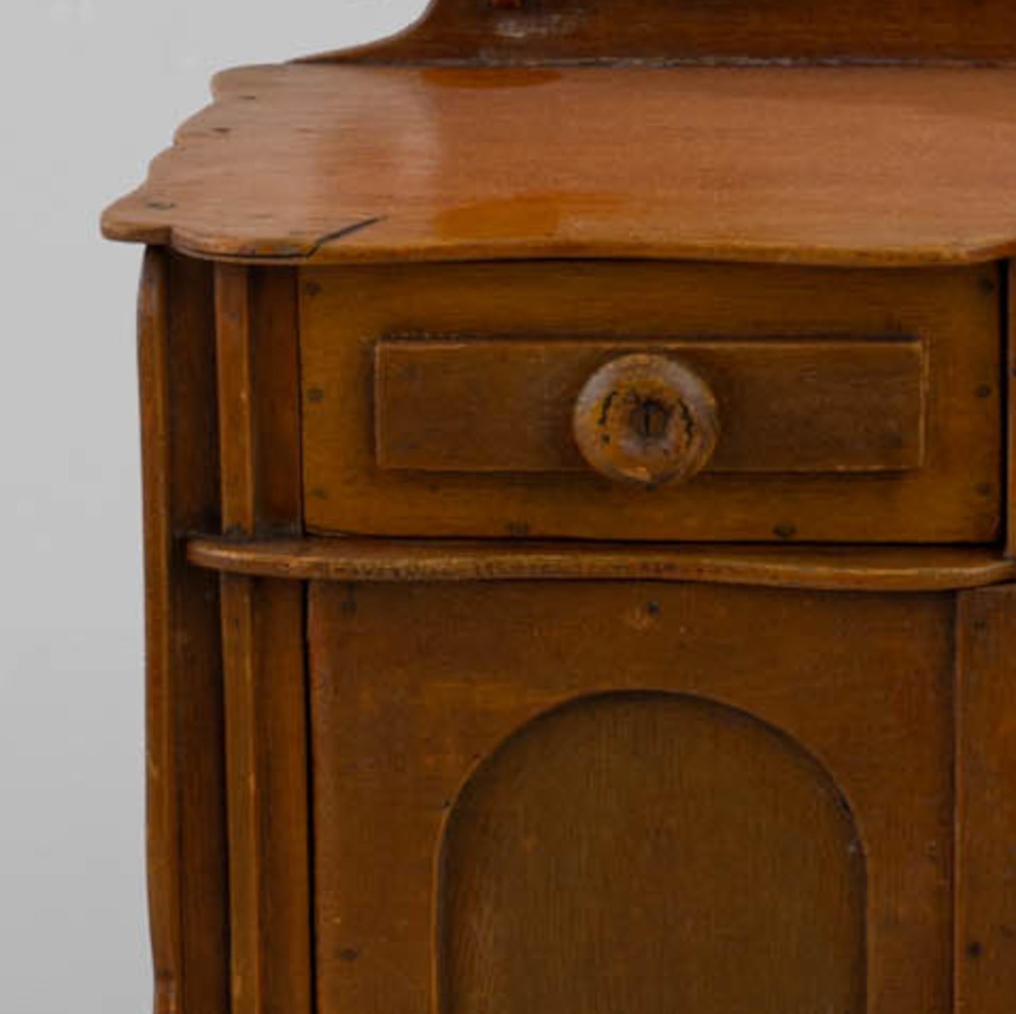 Cabinet en bois européen miniature du début du siècle Bon état à High Point, NC