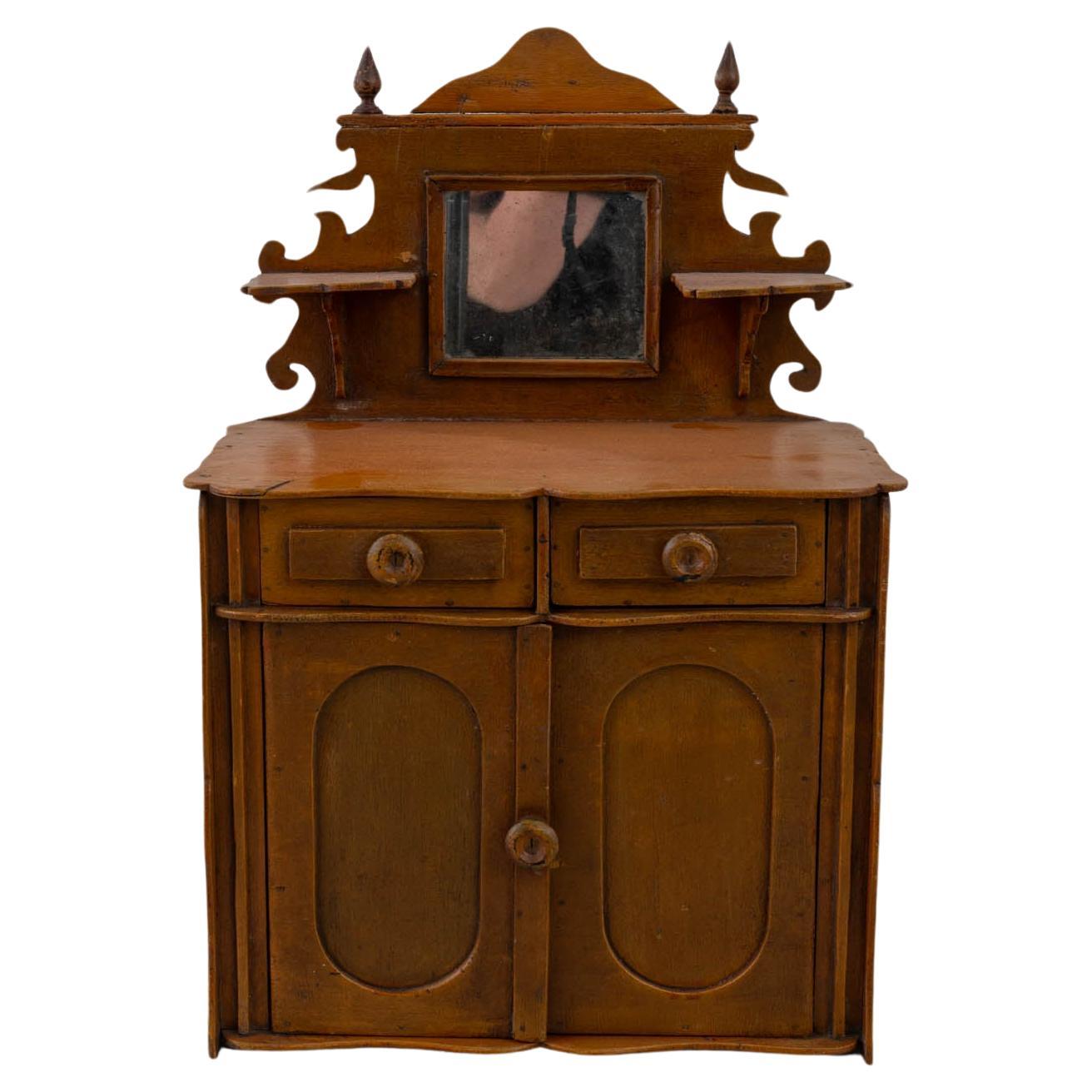 Cabinet en bois européen miniature du début du siècle