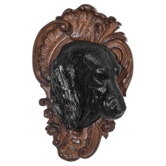Décoration française du début du siècle en forme de tête de chien sculptée
