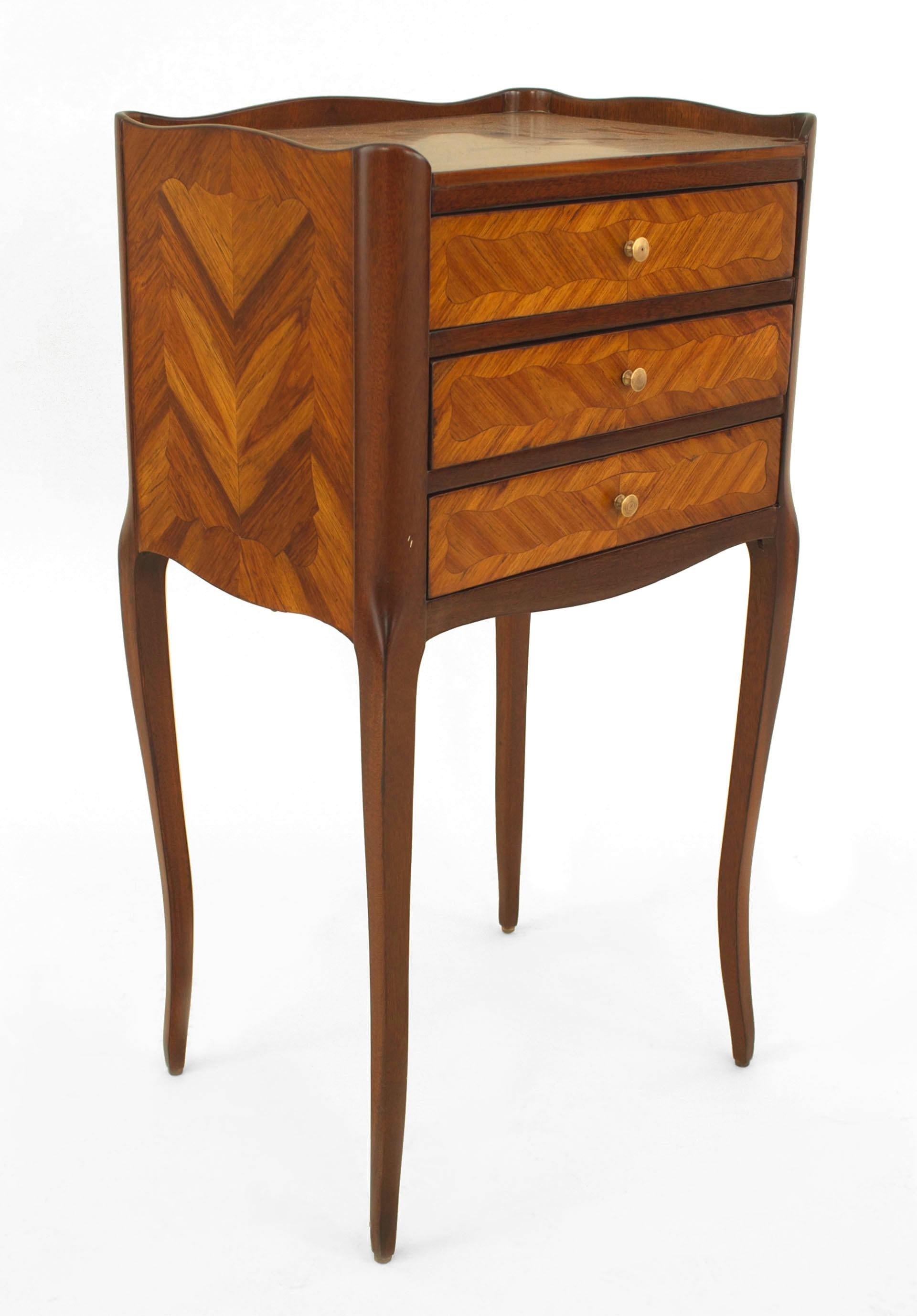 French Louis XV-style (19/20th Century) tulipwood veneered small bedside table / commode with three drawers, a gallery, and a floral marquetry top.
