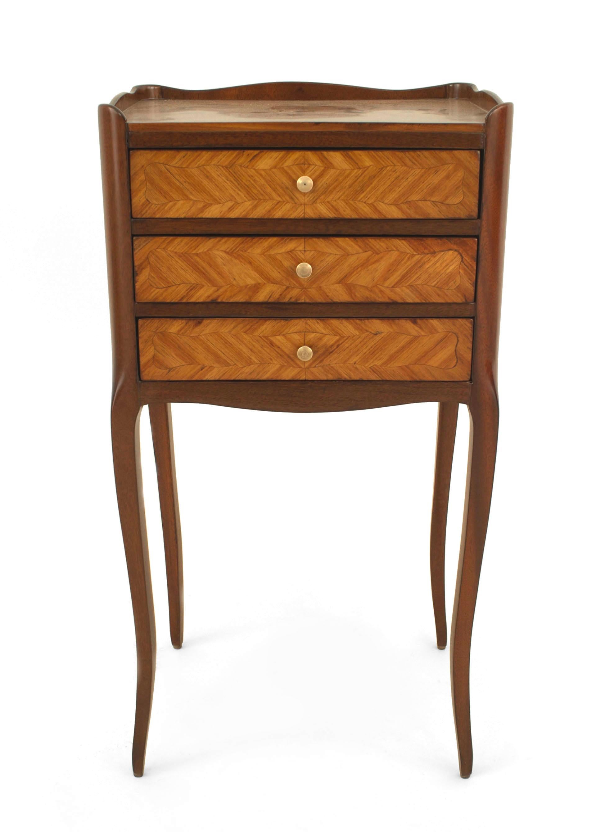 Français Commode française de style Louis XV en placage de bois de tulipier en vente