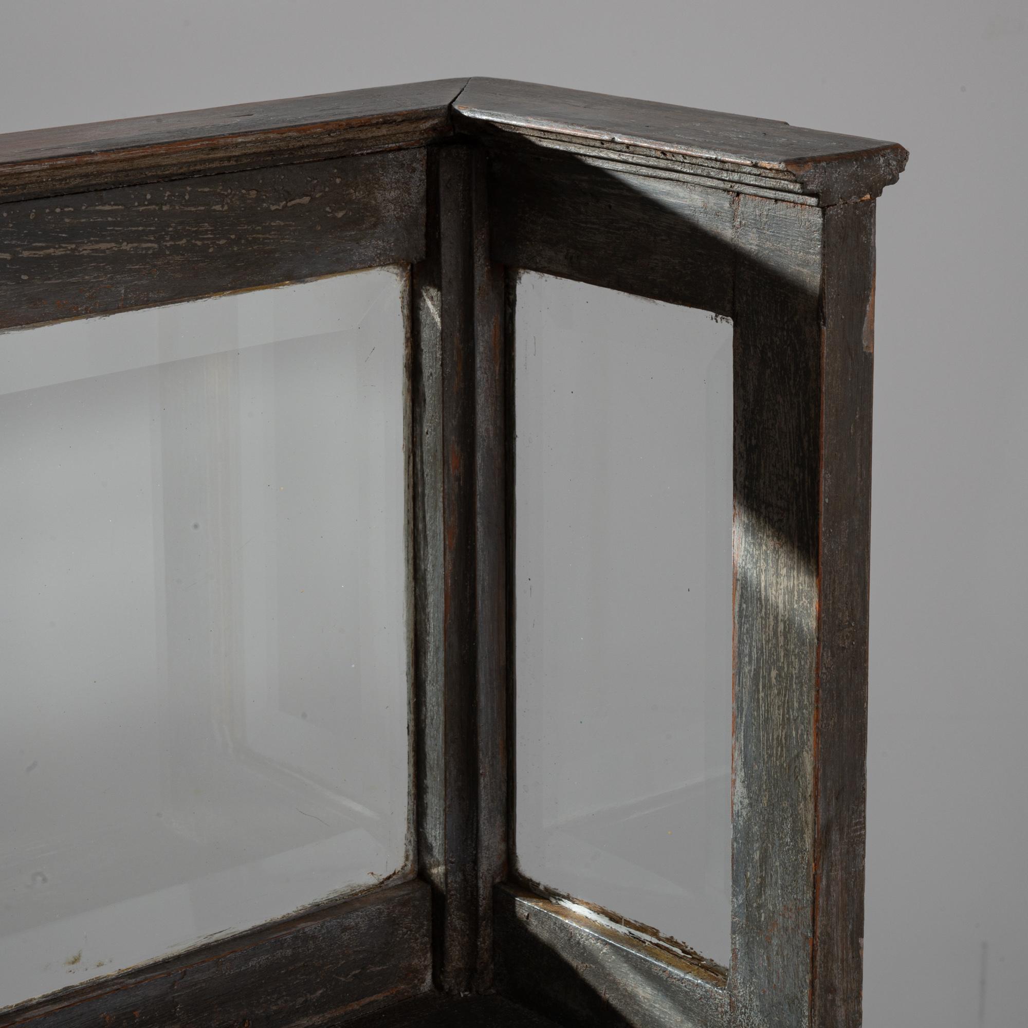Turn of the Century French Patinated Ecritoire with Display Glass Top For Sale 1