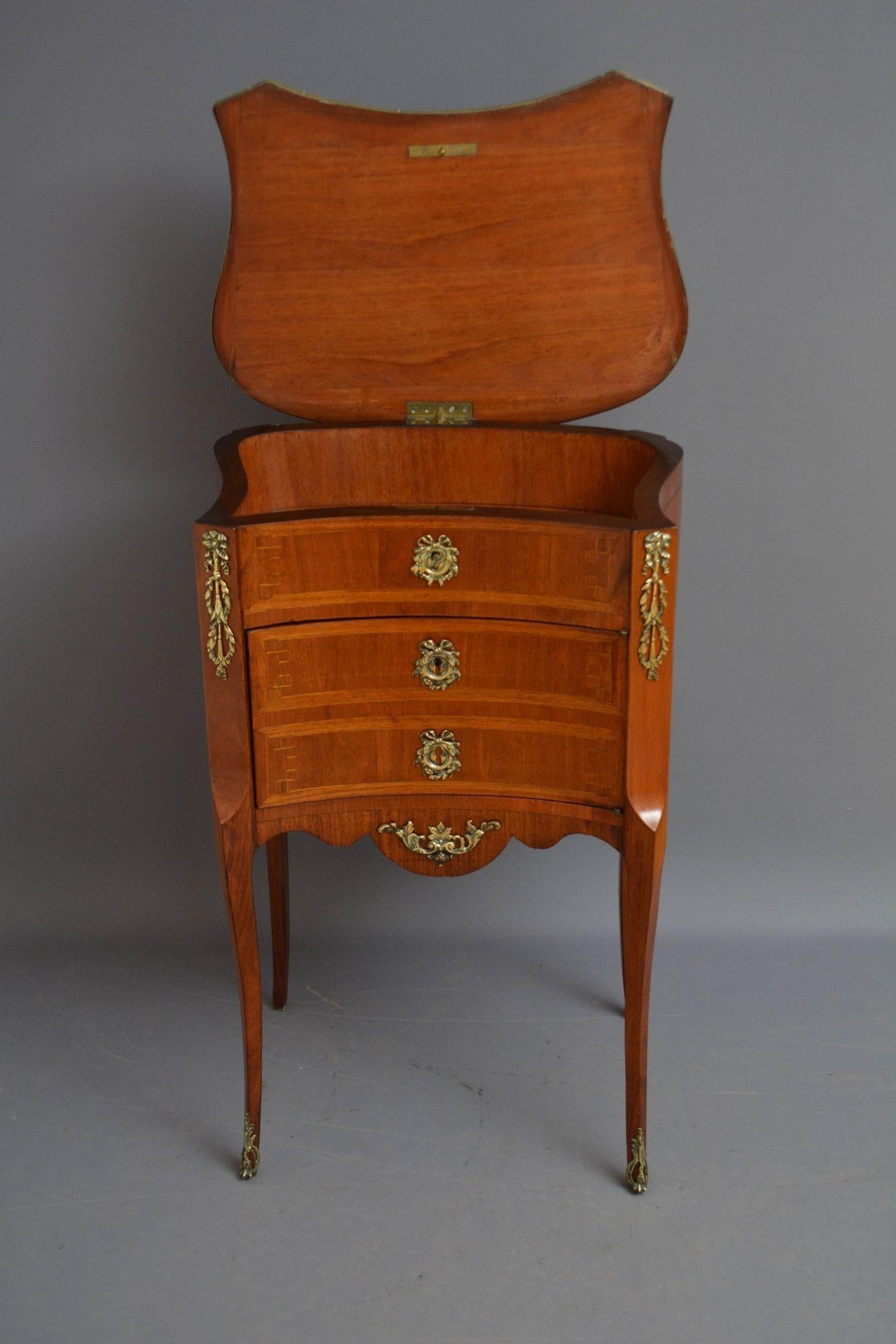 Turn of the Century French Shaped Table in Walnut In Good Condition For Sale In Whaley Bridge, GB