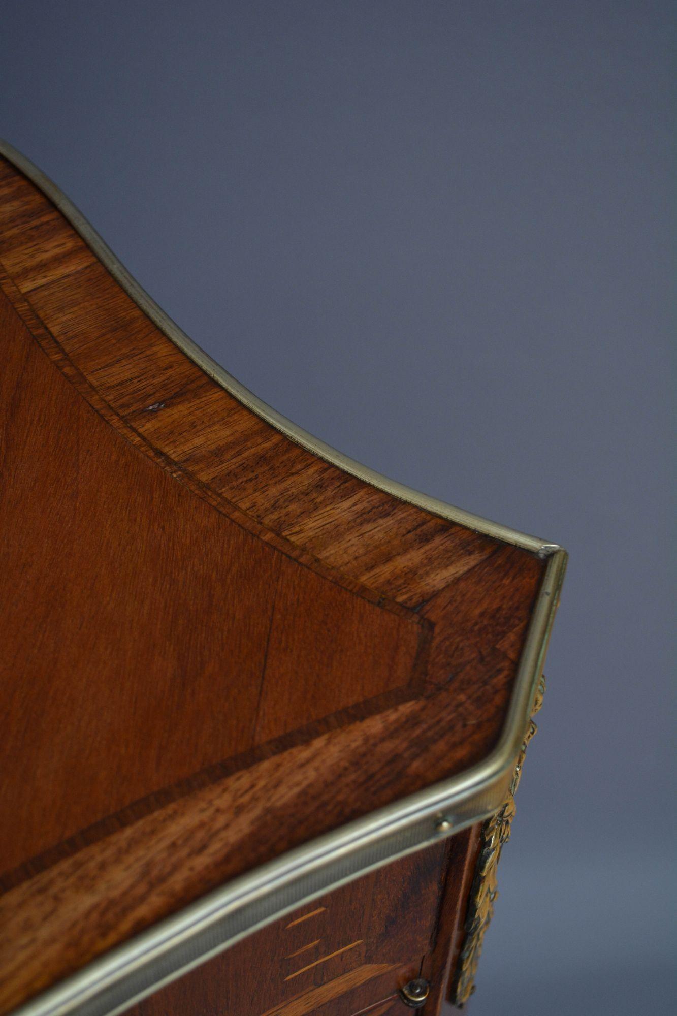 Turn of the Century French Shaped Table in Walnut For Sale 5