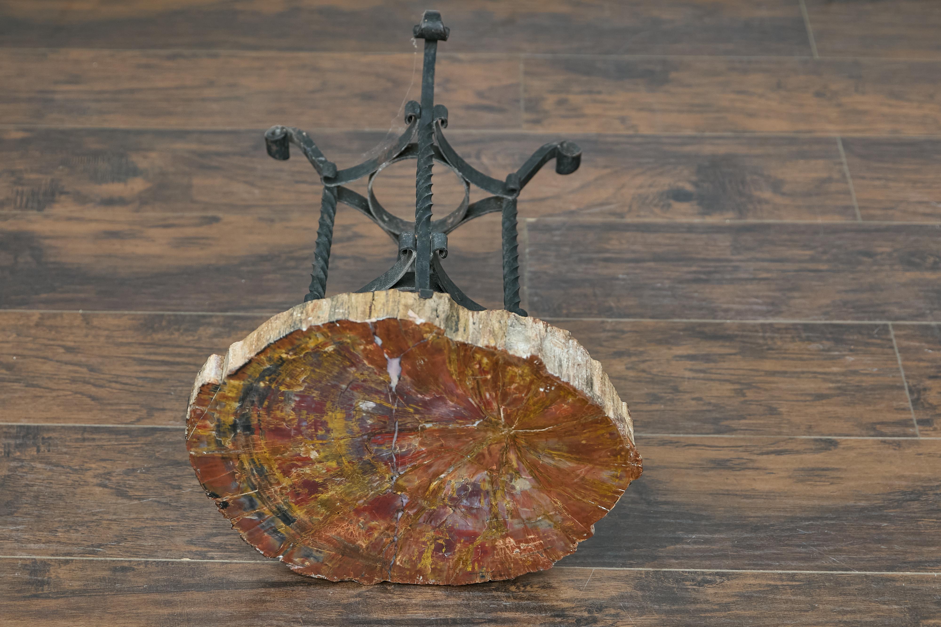 Table d'appoint française du début du siècle, plateau en bois pétrifié et base en fer forgé en vente 4