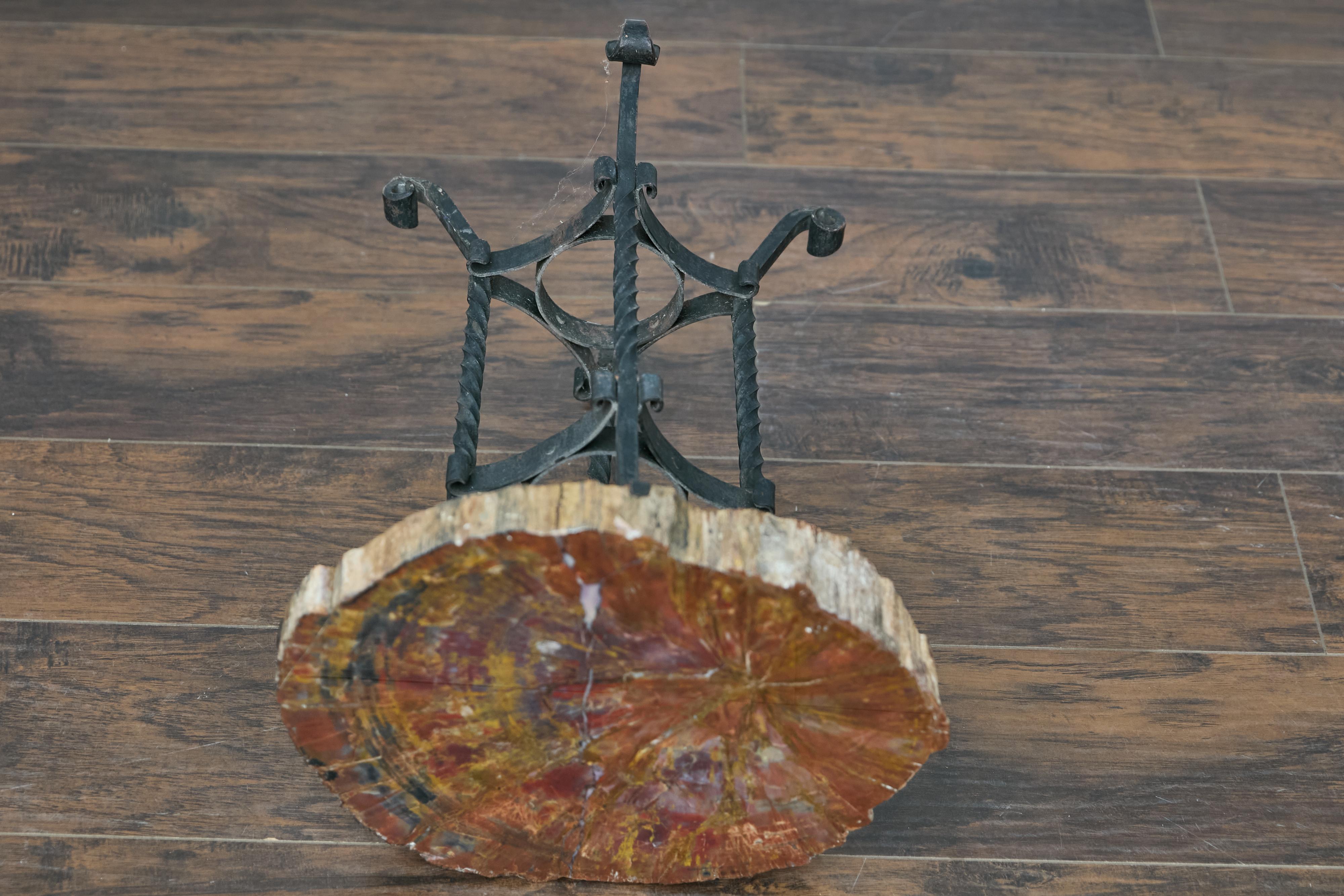 Table d'appoint française du début du siècle, plateau en bois pétrifié et base en fer forgé en vente 5