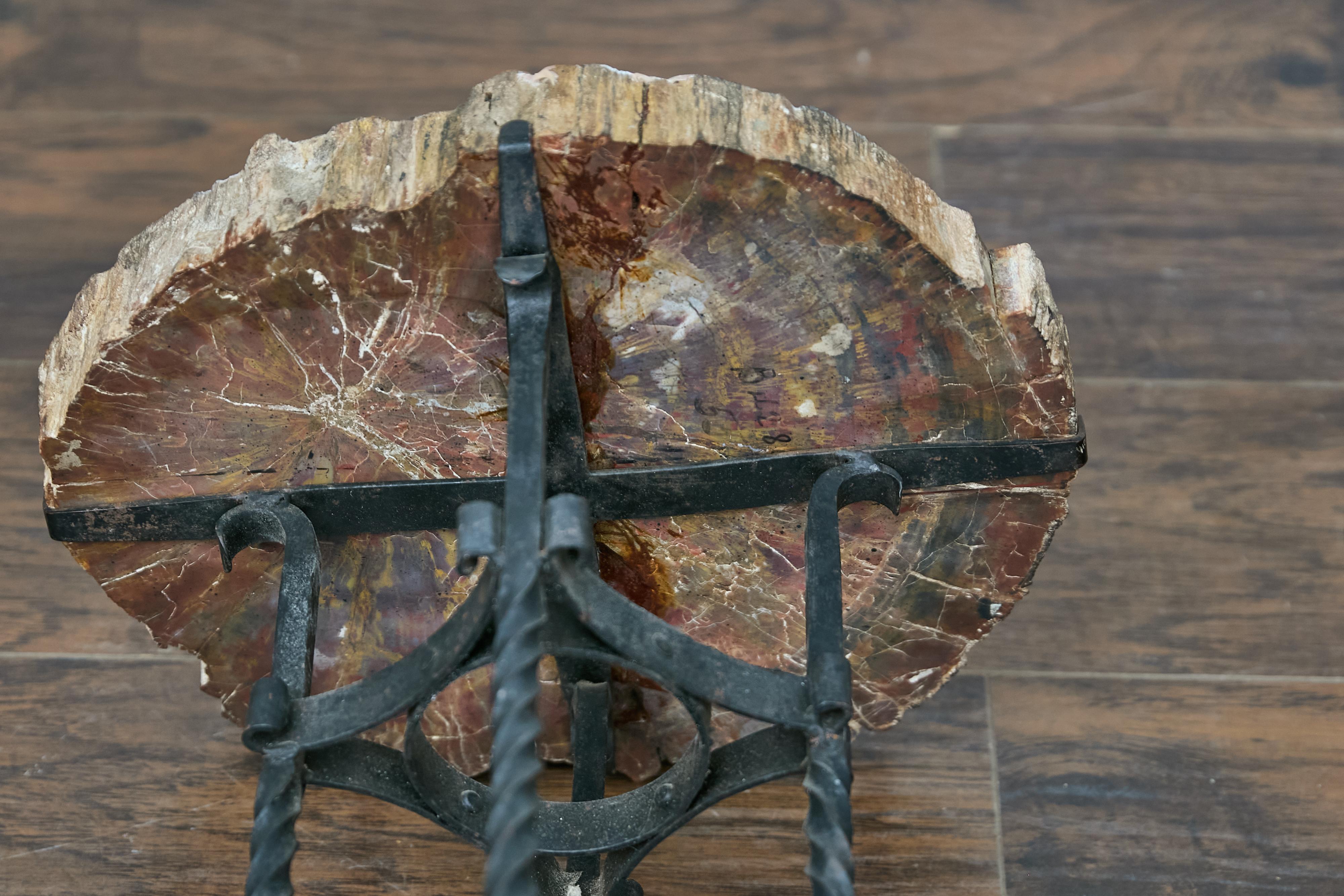 Table d'appoint française du début du siècle, plateau en bois pétrifié et base en fer forgé en vente 8