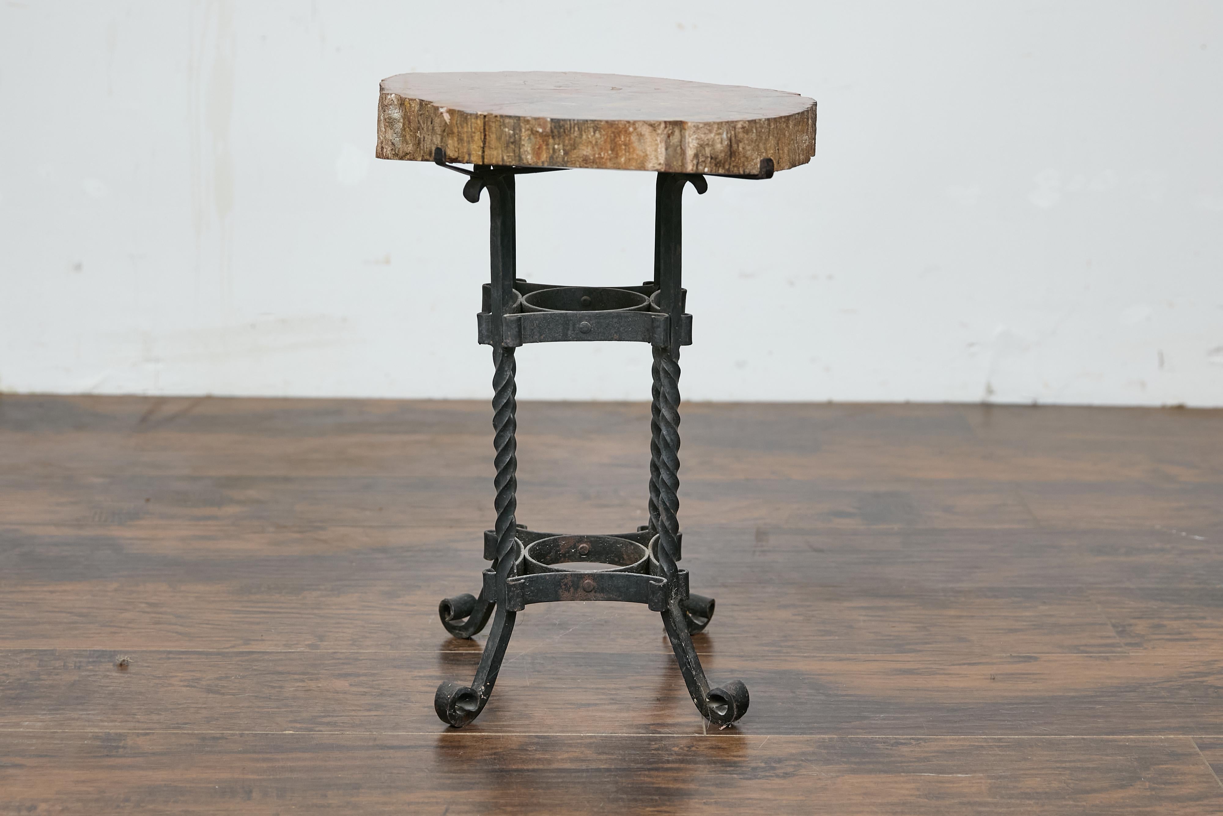 Table d'appoint française du début du siècle, plateau en bois pétrifié et base en fer forgé en vente 9