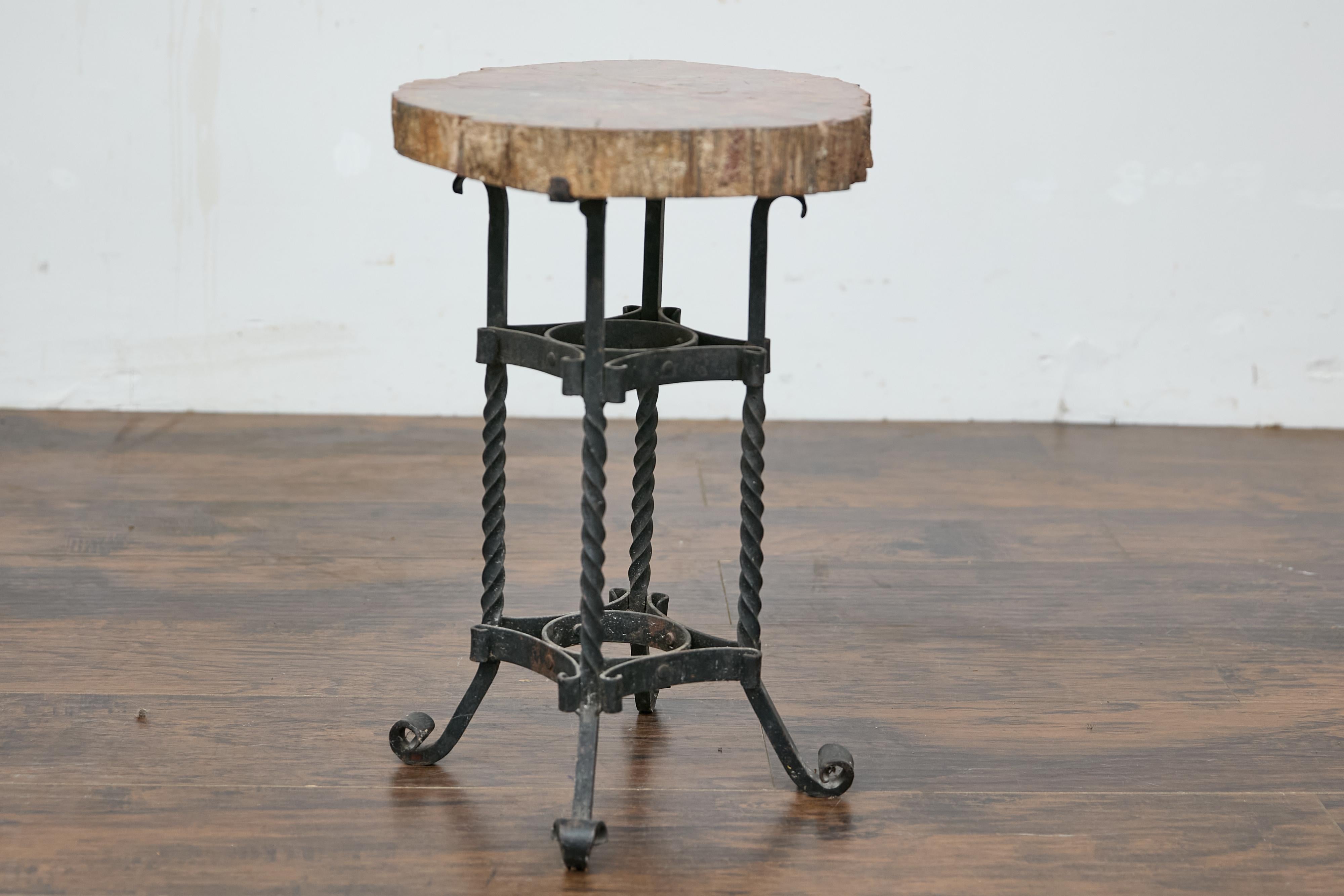 Français Table d'appoint française du début du siècle, plateau en bois pétrifié et base en fer forgé en vente