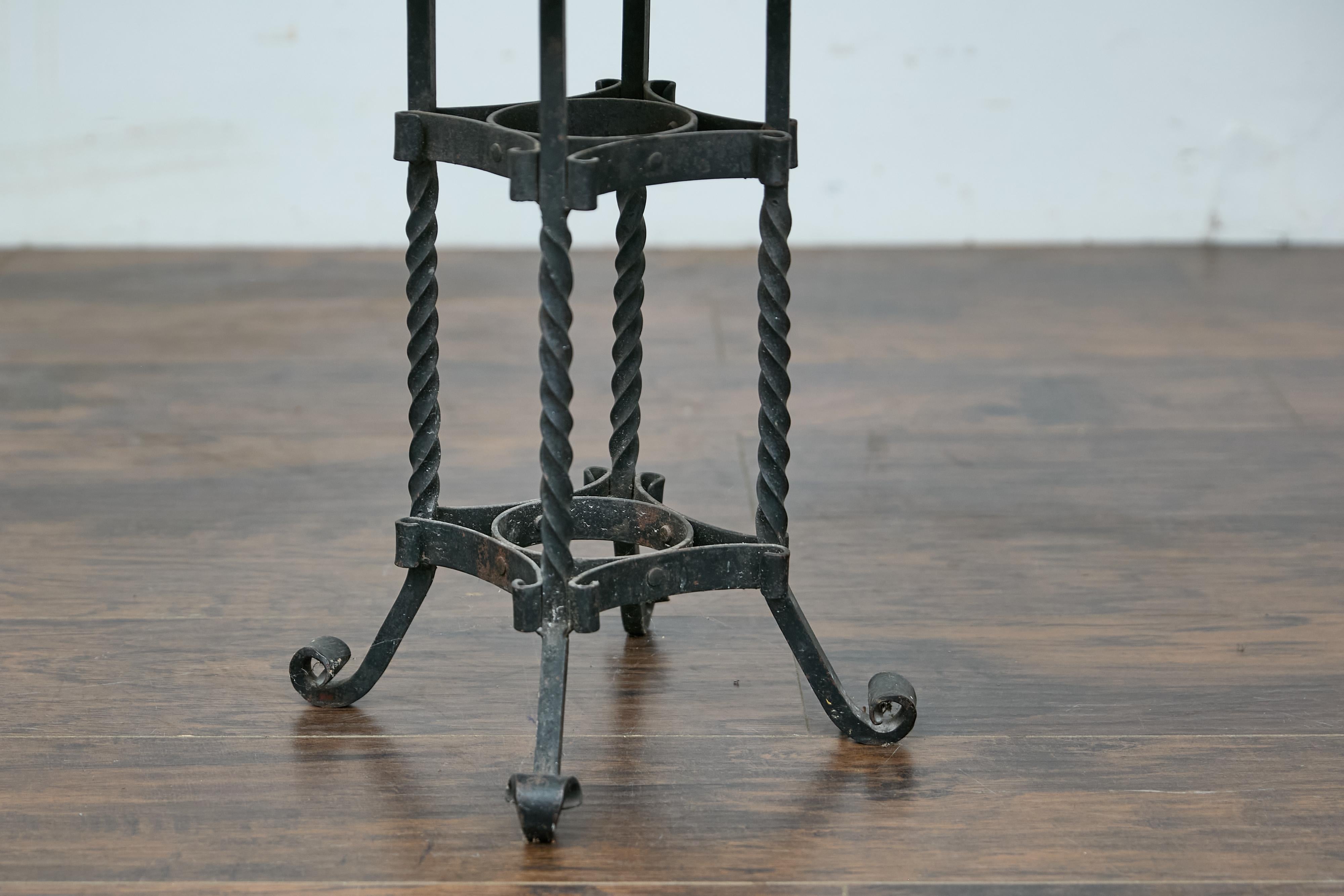 Table d'appoint française du début du siècle, plateau en bois pétrifié et base en fer forgé Bon état - En vente à Atlanta, GA