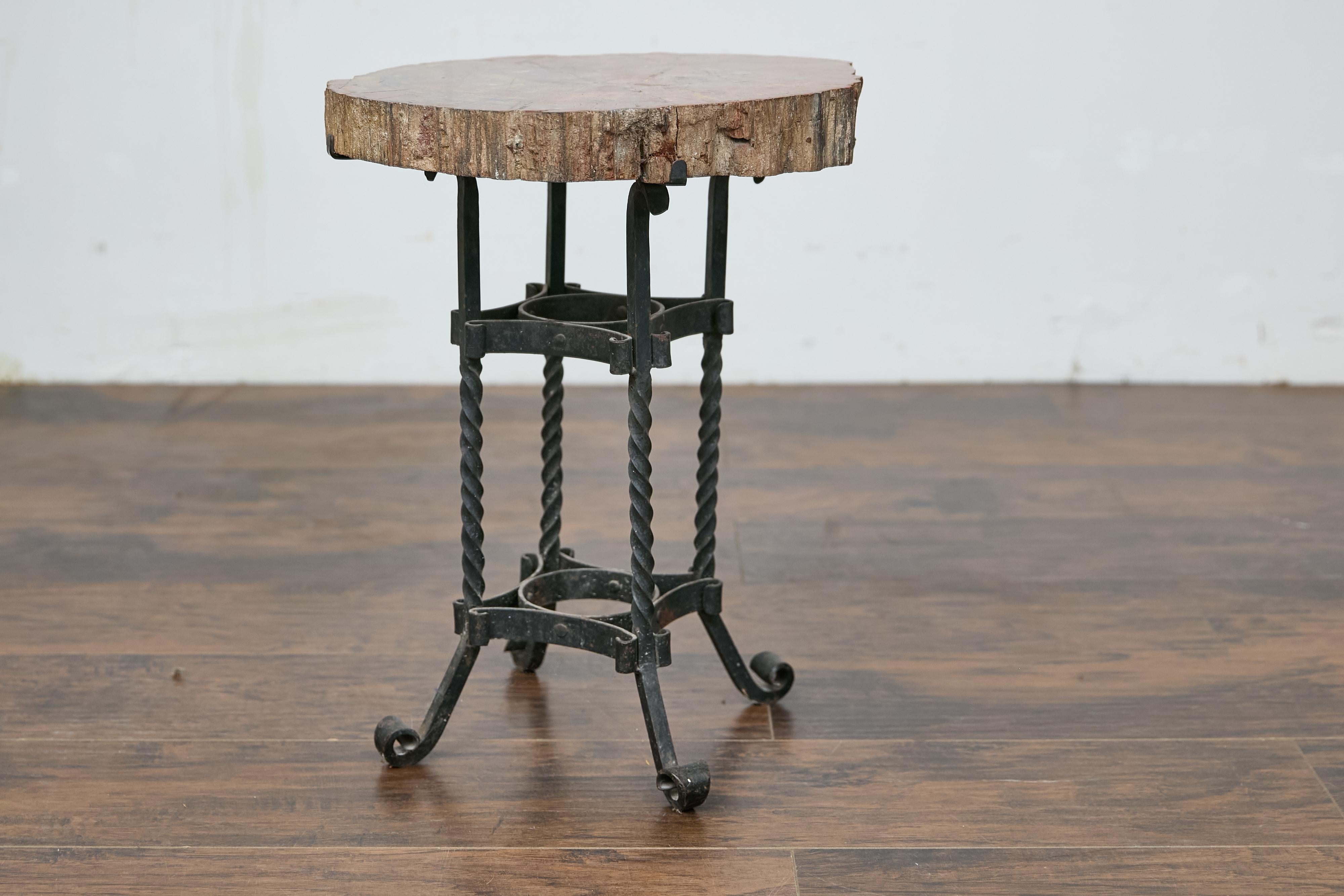 Fer forgé Table d'appoint française du début du siècle, plateau en bois pétrifié et base en fer forgé en vente
