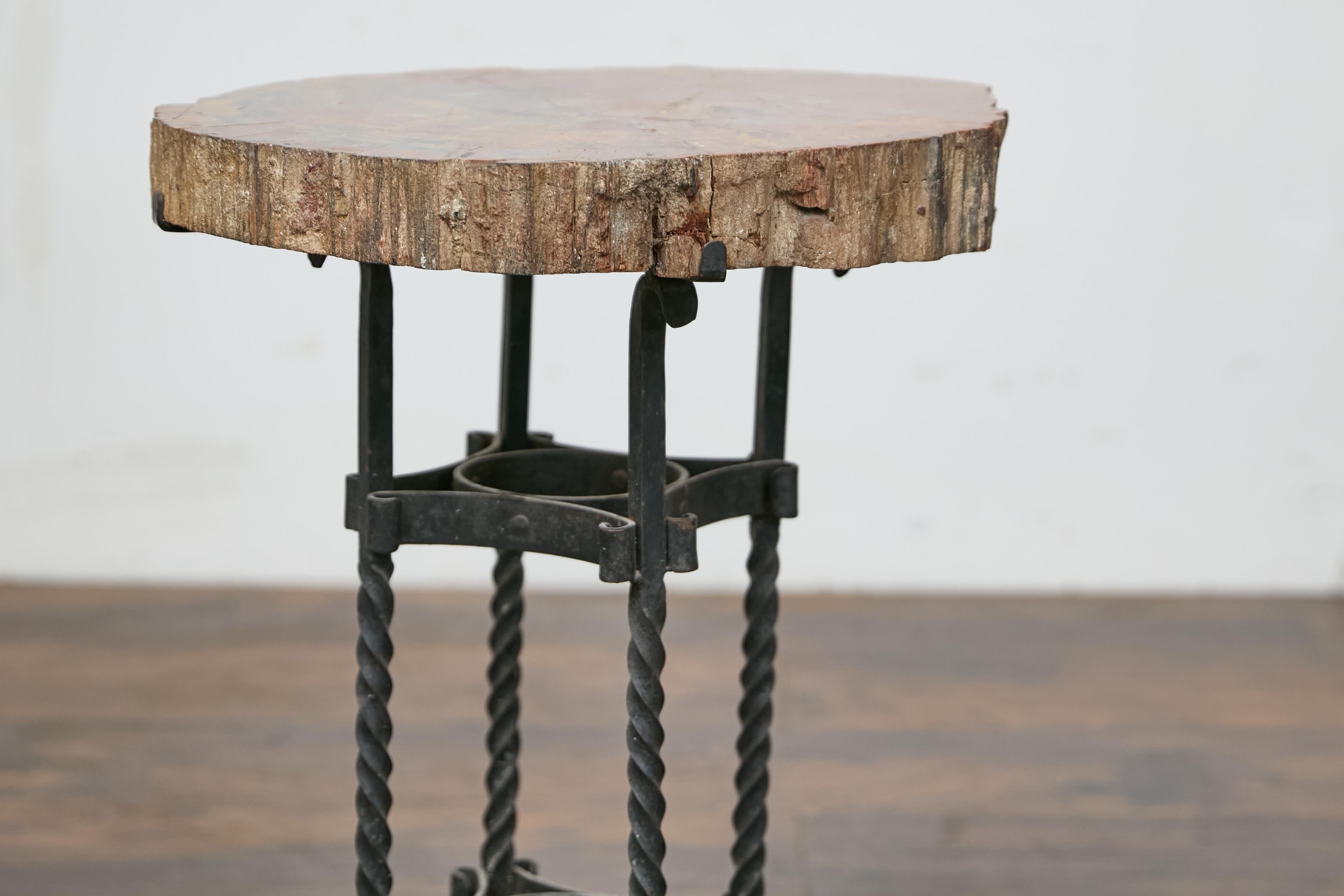 Table d'appoint française du début du siècle, plateau en bois pétrifié et base en fer forgé en vente 2