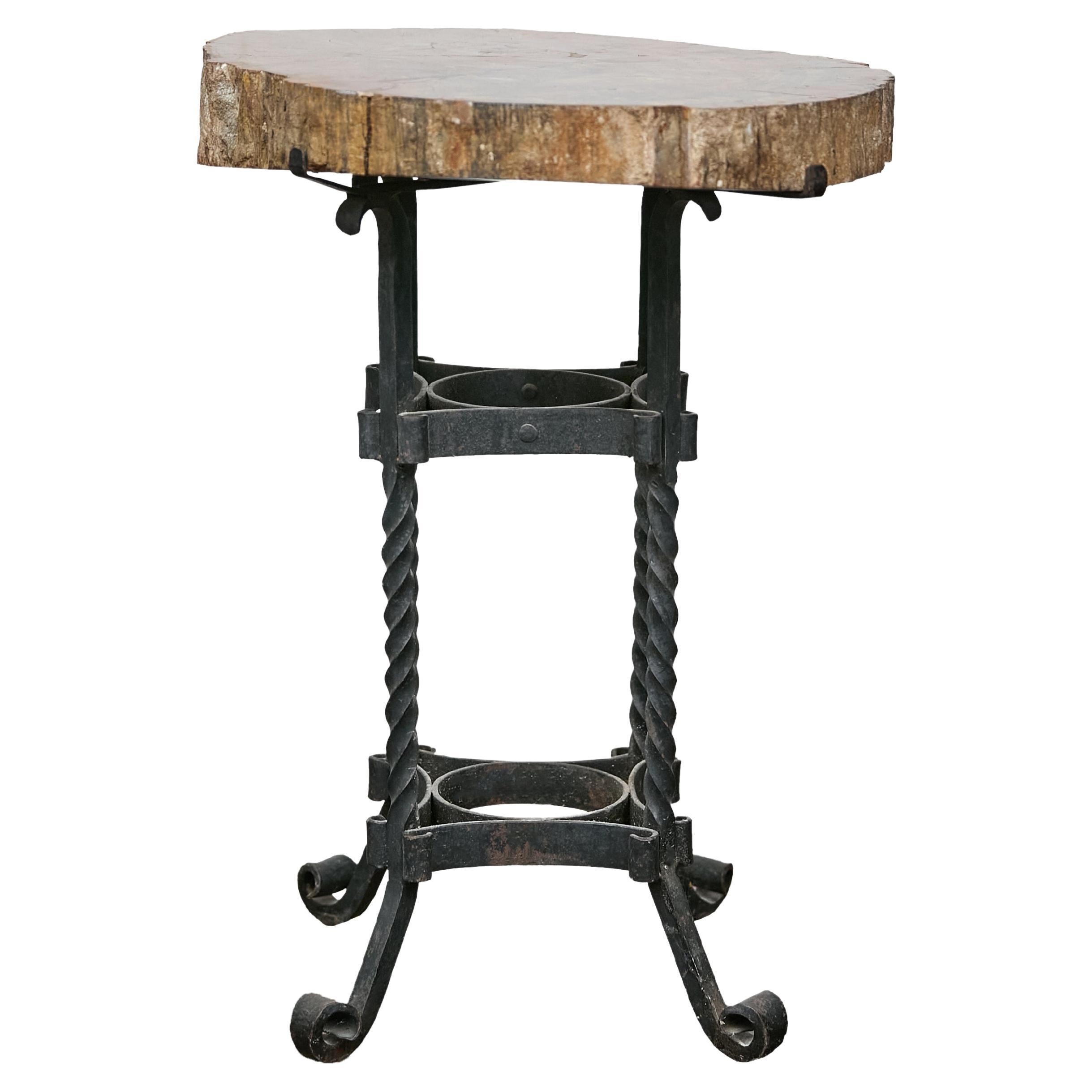 Table d'appoint française du début du siècle, plateau en bois pétrifié et base en fer forgé en vente