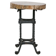 Table d'appoint française du début du siècle, plateau en bois pétrifié et base en fer forgé