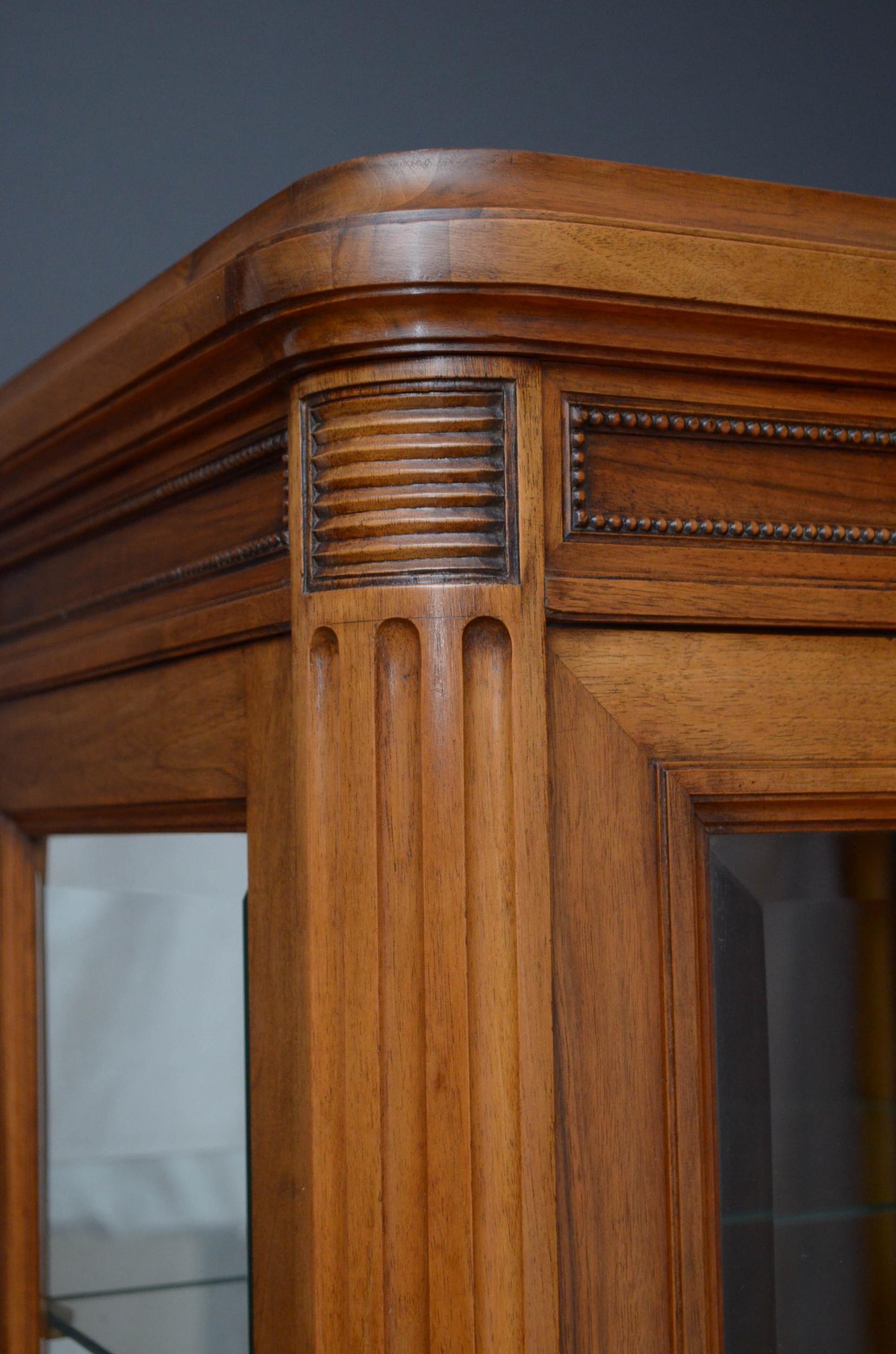 Sn5065 eleganter französischer Vitrinenschrank mit runder Schulter, getäfeltem und perlenbesetztem Fries, einer verglasten Tür mit originalem, abgeschrägtem Glas, die mit einem originalen, funktionierenden Schloss und einem Schlüssel ausgestattet