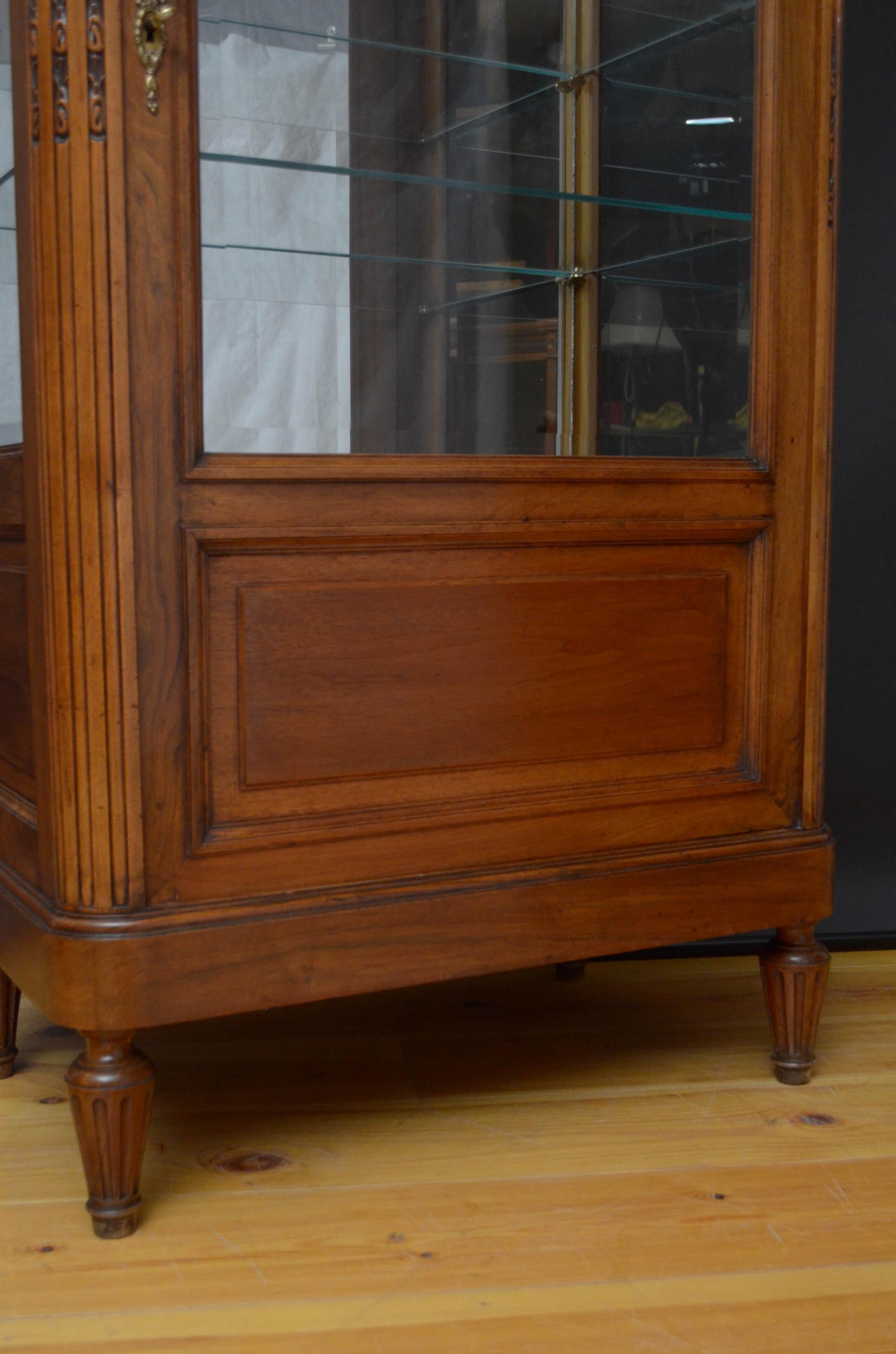 Turn of the Century French Vitrine in Walnut For Sale 3