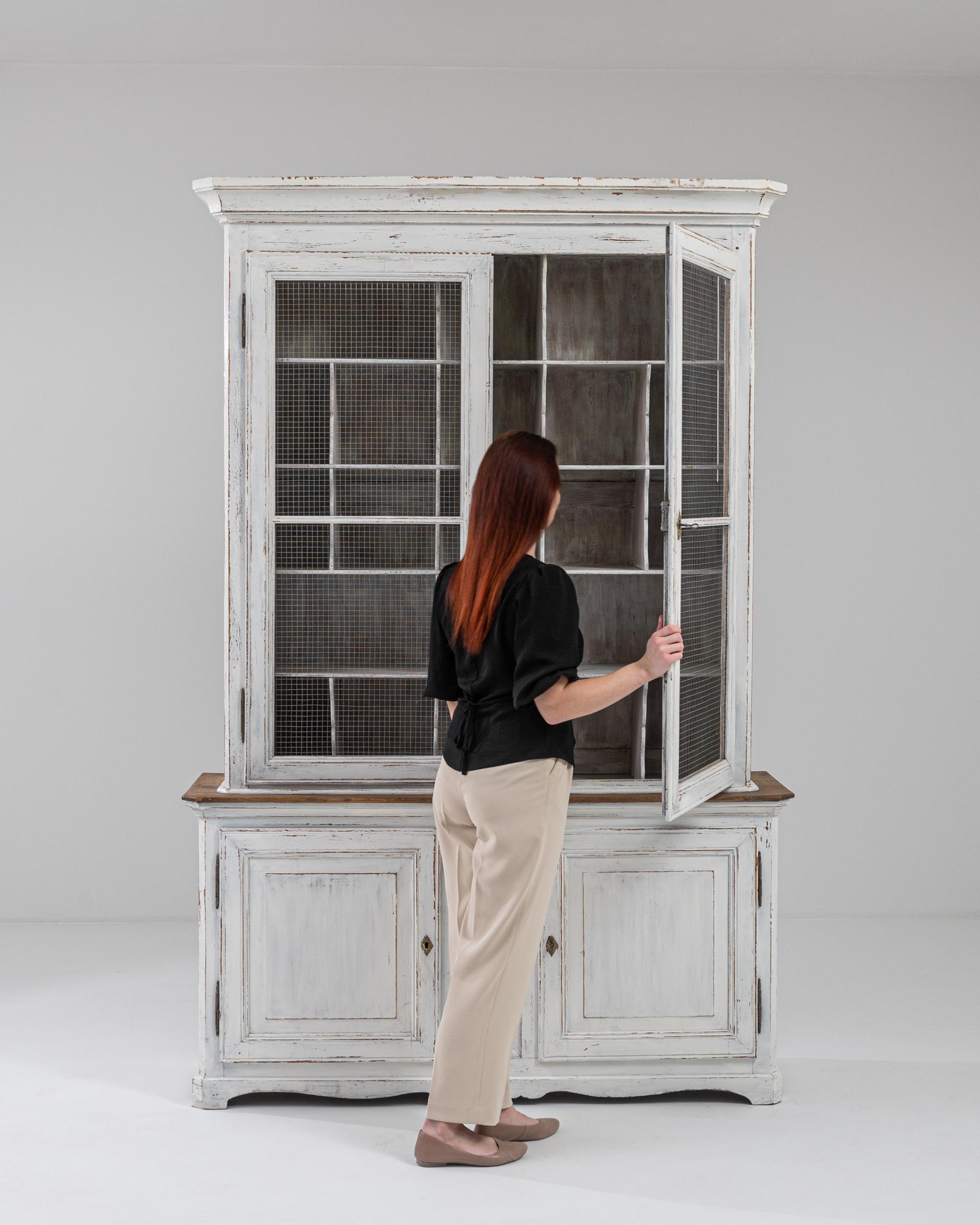 Turn of the Century French White Patinated Vitrine In Good Condition For Sale In High Point, NC