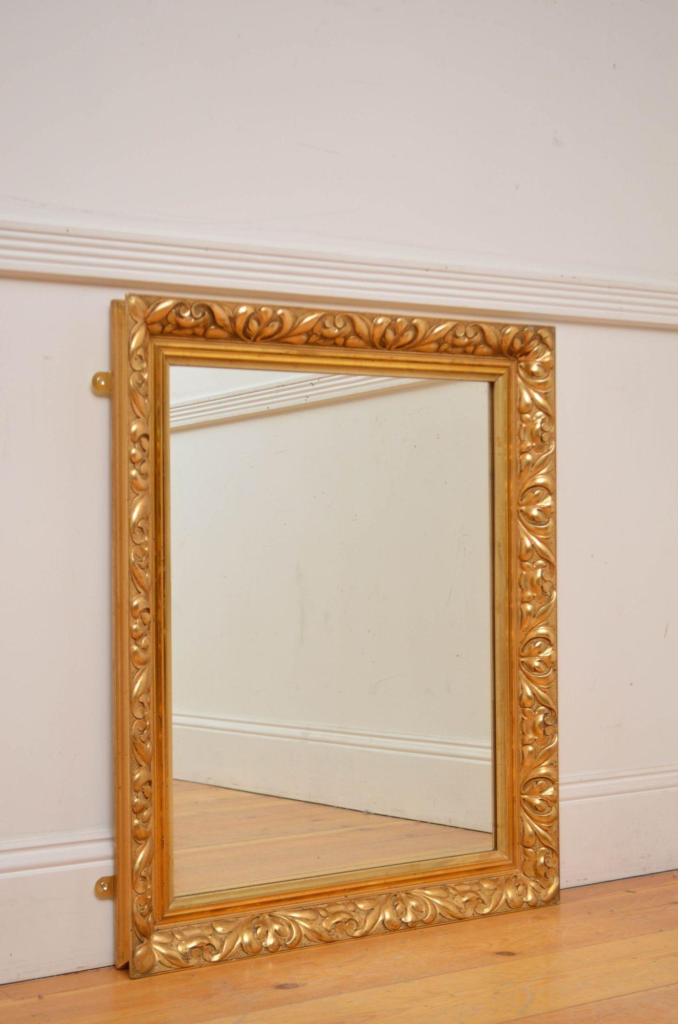 Sn5586 Specchio da parete in legno dorato dell'inizio del XX secolo, molto attraente, con ghiere originali con piccole imperfezioni, in una cornice modellata e dorata con motivi a volute e petali. Questo specchio antico è pronto per la casa.