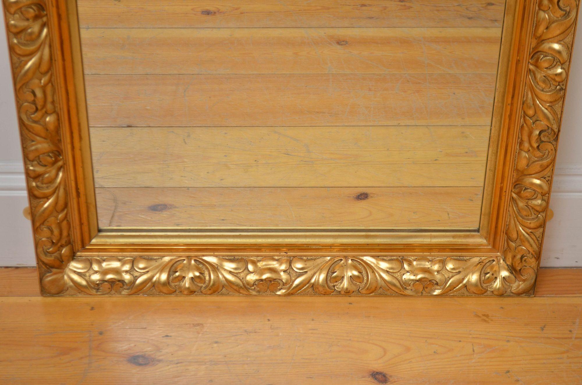 Francese Specchio da parete in legno dorato di fine secolo H85cm in vendita