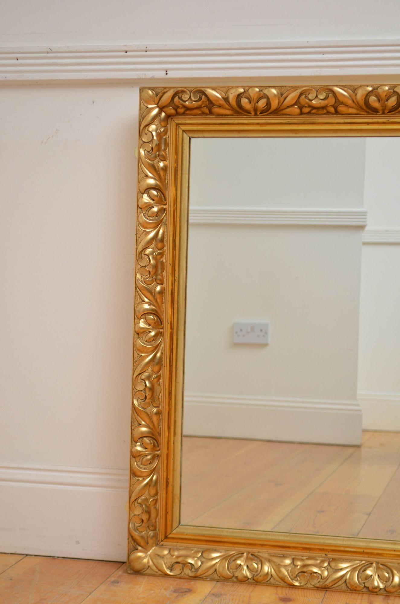 Specchio da parete in legno dorato di fine secolo H85cm In condizioni buone in vendita a Whaley Bridge, GB