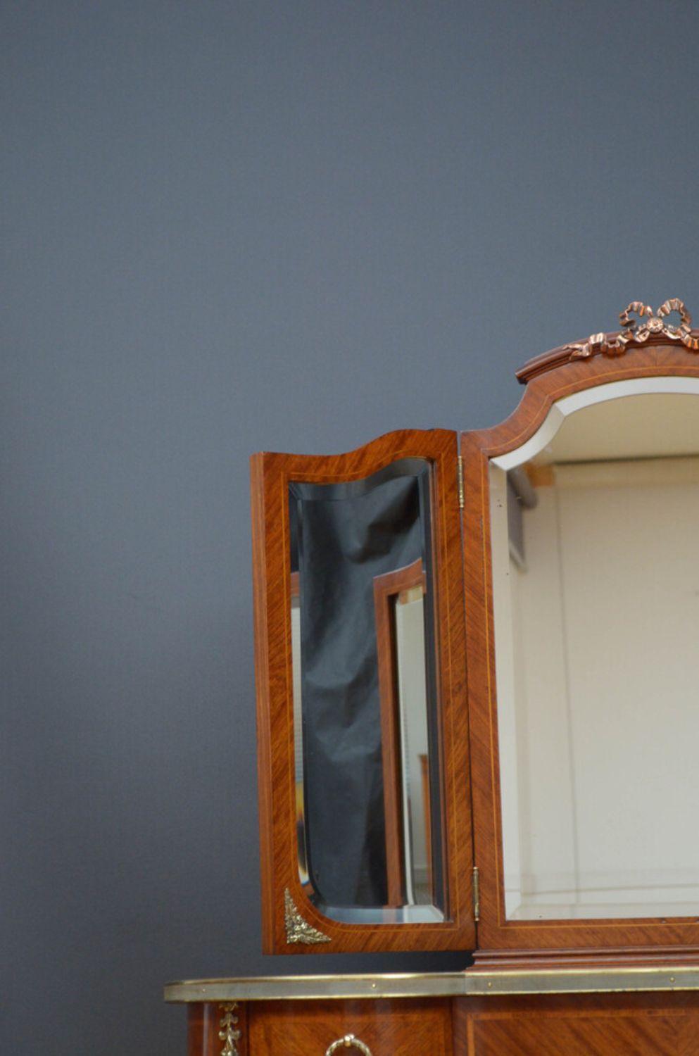 Sn5305 Stilvolle und sehr elegante Französisch Schminktisch in Königsholz, mit geformten Dreifach-Spiegel mit original abgeschrägten Rand Glas (kleinere Mängel) mit einem Bogen auf der Oberseite über nierenförmige Platte mit Messingkante und einem