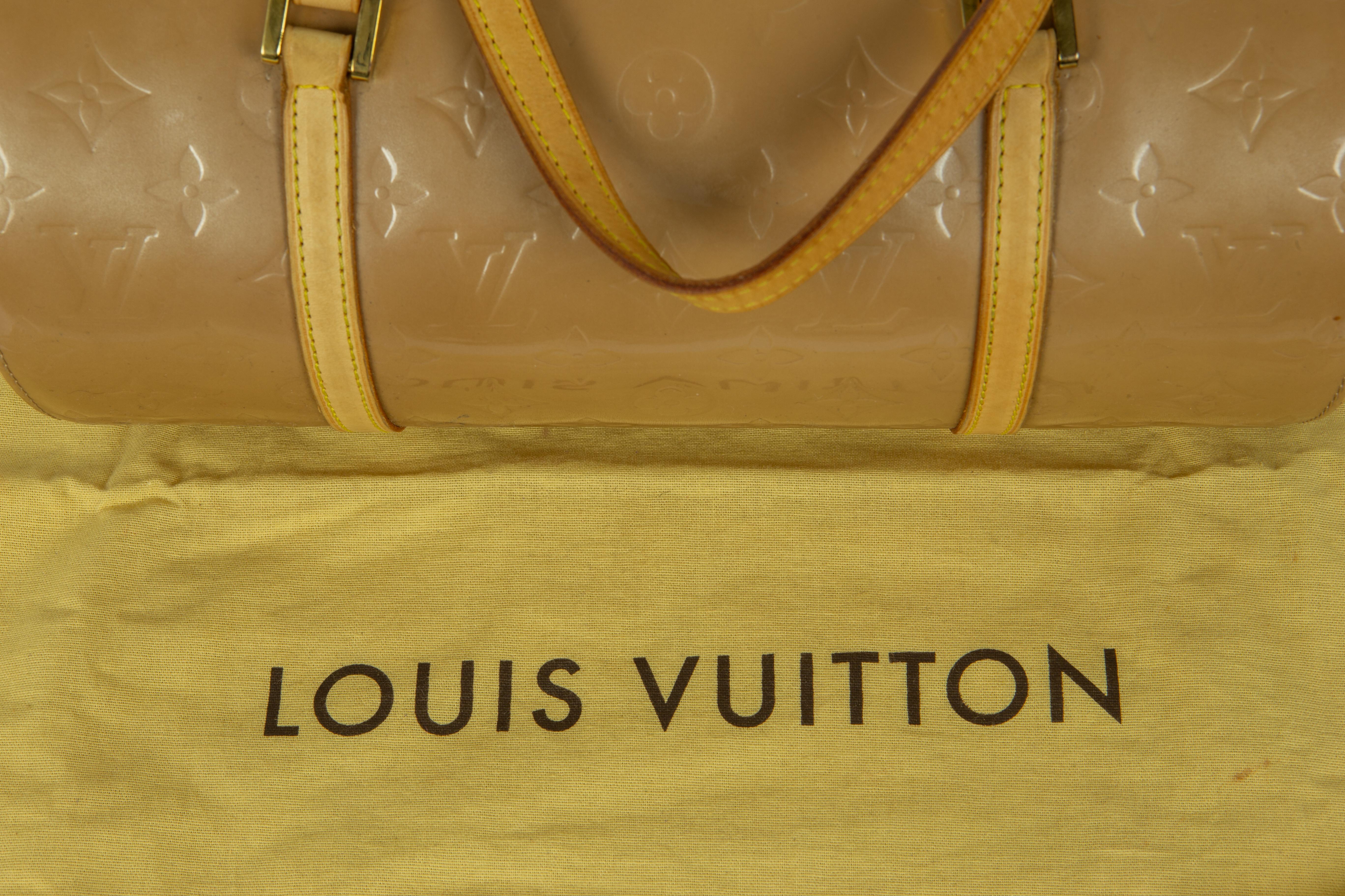 Turn Of The Century Louis Vuitton Beige Monogram Vernis Bedford Bag en vente 2