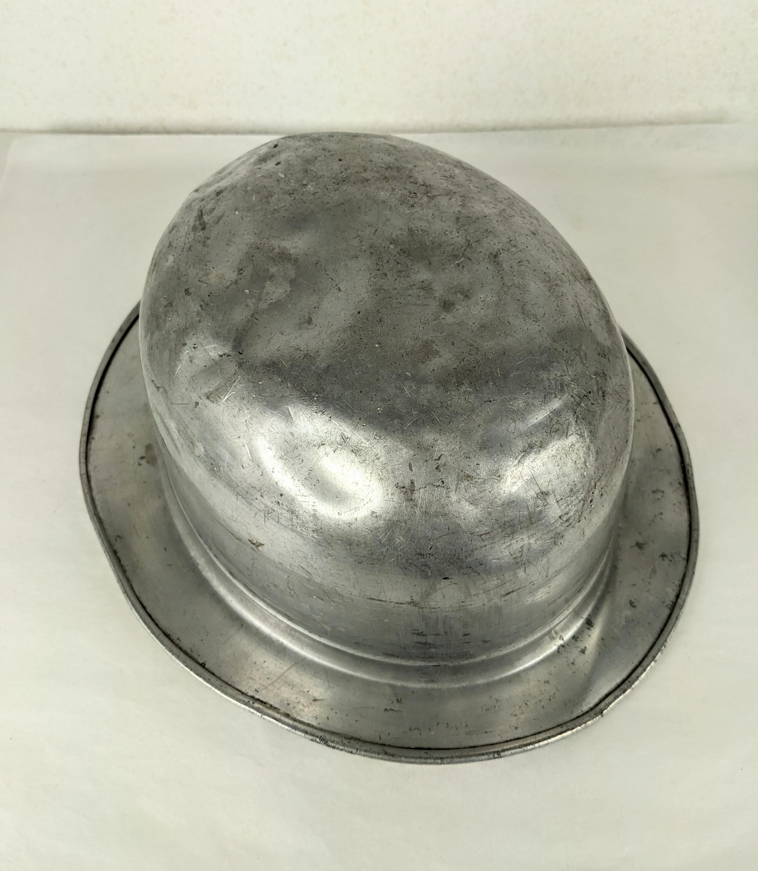 Art déco Chapeau melon en métal du début du siècle en vente