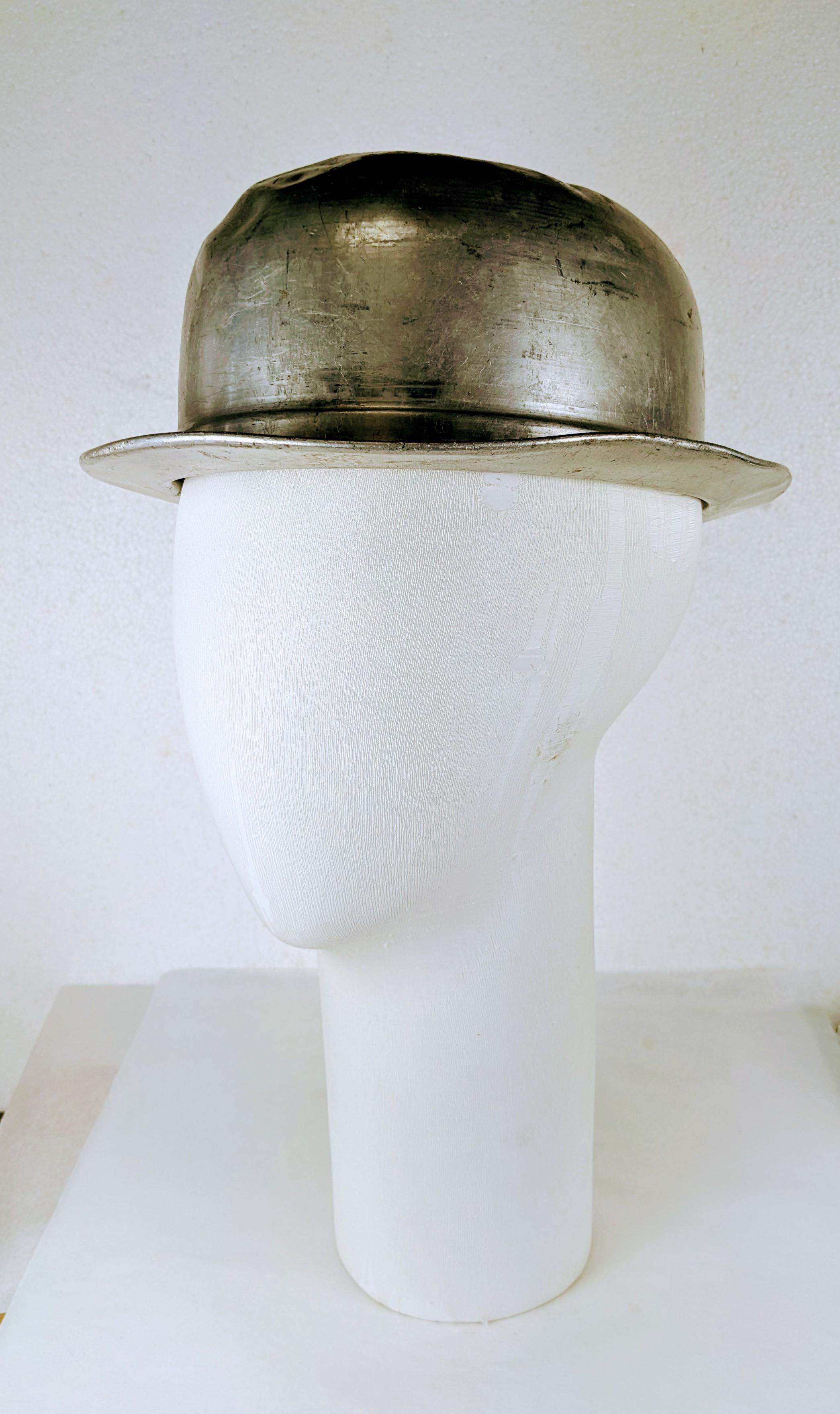 Moulé Chapeau melon en métal du début du siècle en vente