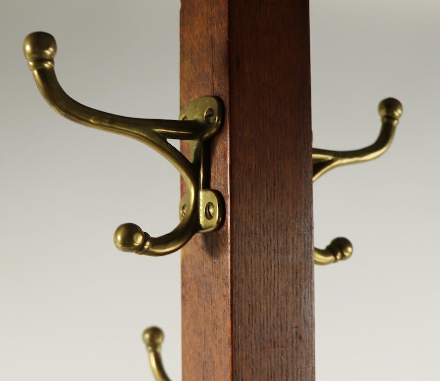 Turn of the Century Mission Arts & Crafts Style Oak Coat Tree with Brass Hooks In Good Condition In New York, NY