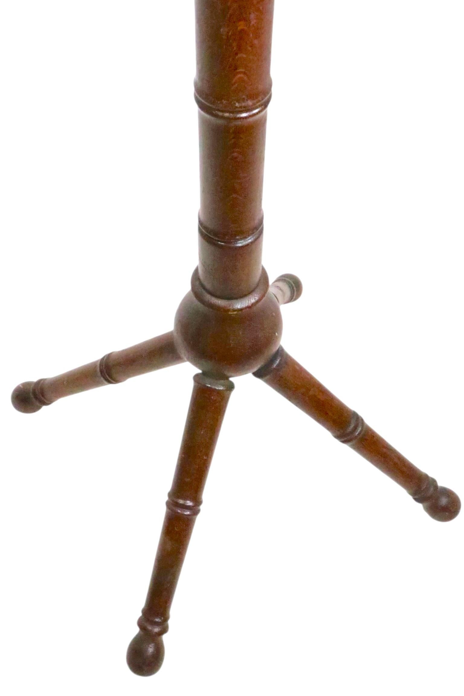 Albero da cappotto di fine secolo in legno massiccio di Oak, con struttura in legno tornito e due livelli di tre ganci ciascuno. Questo esemplare è in ottime condizioni, originale, pulito e pronto all'uso e presenta solo una leggera usura estetica,