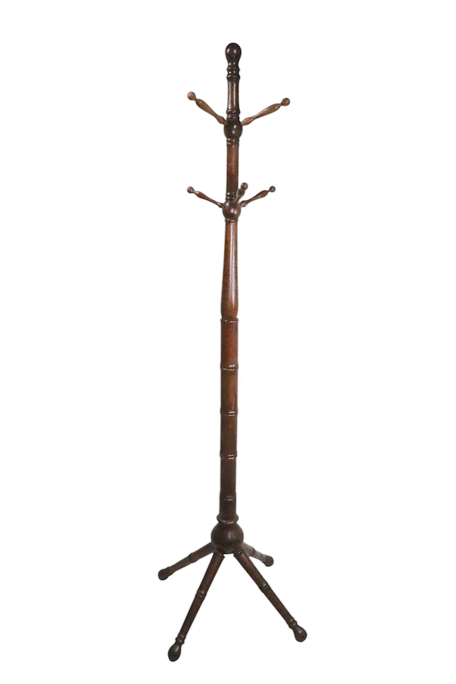 Americano Albero appendiabiti in legno di Oak di fine secolo in vendita