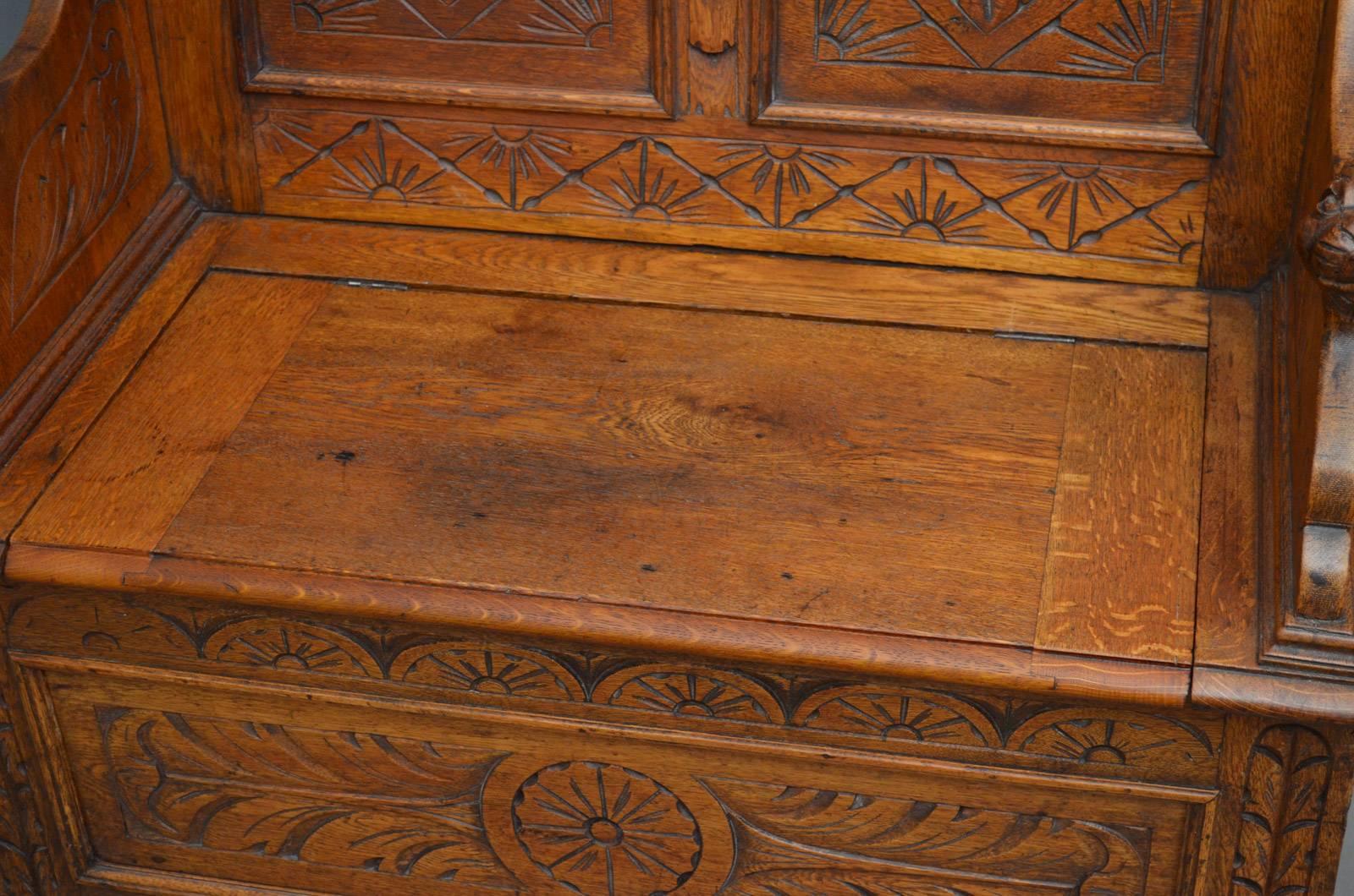 Turn of the Century Oak Settle In Excellent Condition In Whaley Bridge, GB