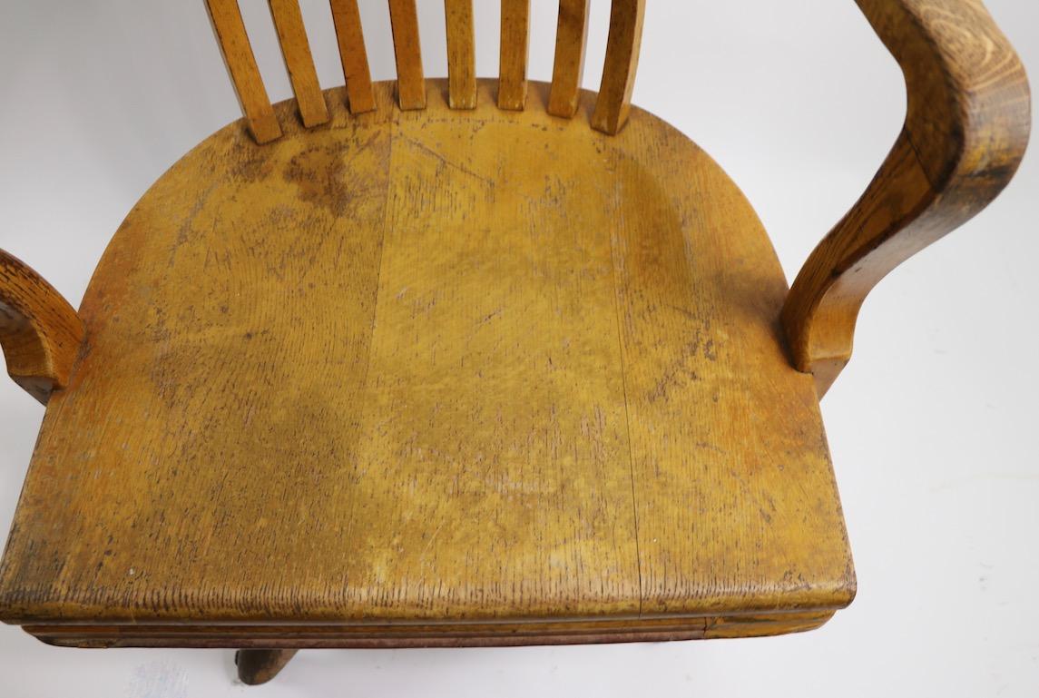Turn of the Century Oak Swivel Tilt Office Chair In Good Condition In New York, NY